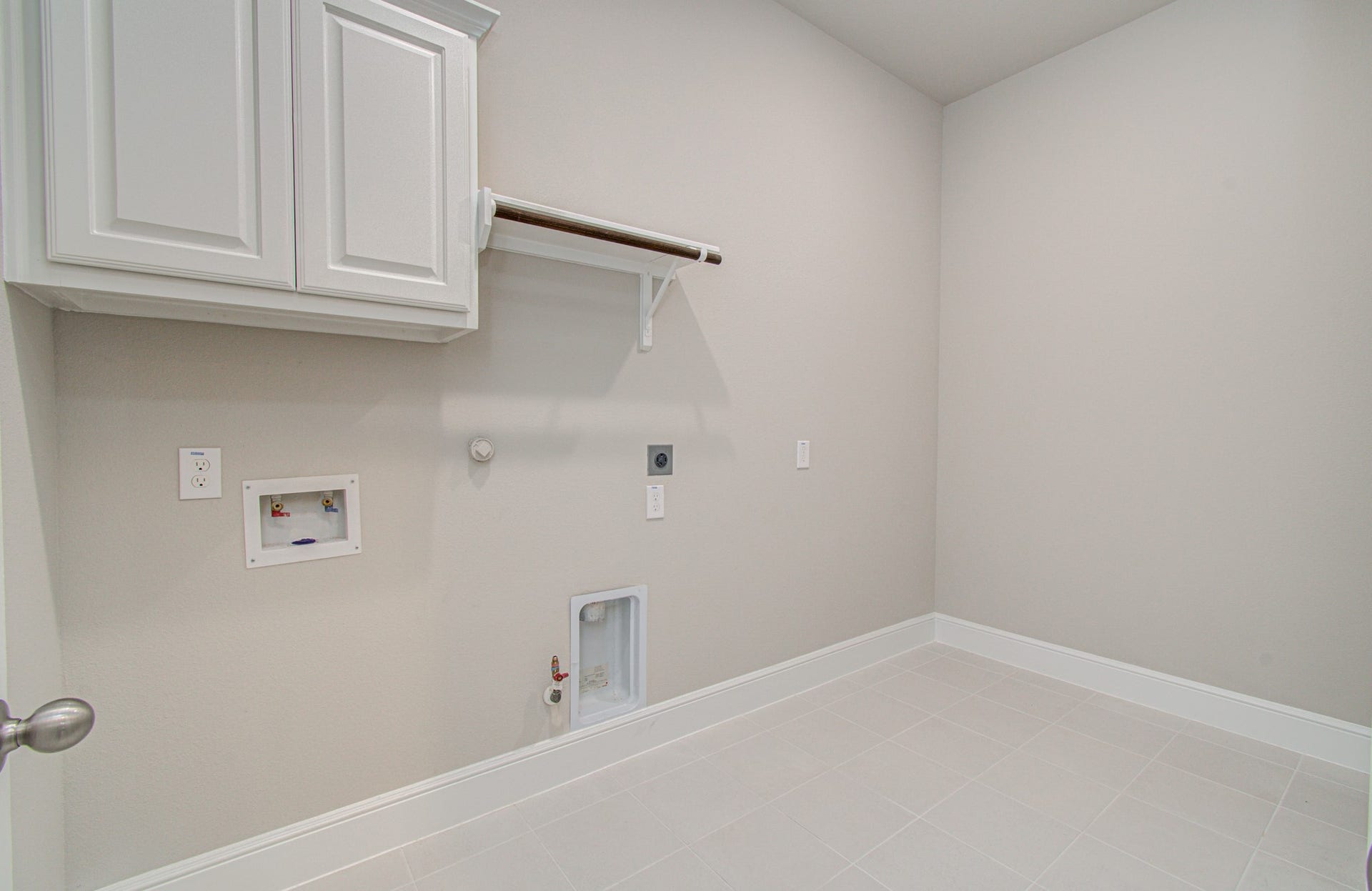 10015 Crescent Wood Drive, Missouri City, TX 77459 Laundry room in the home.