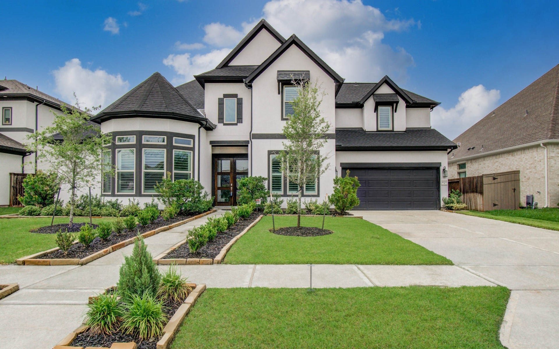 10015 Crescent Wood Drive, Missouri City, TX 77459 Stunning Coventry stucco home with huge driveway.