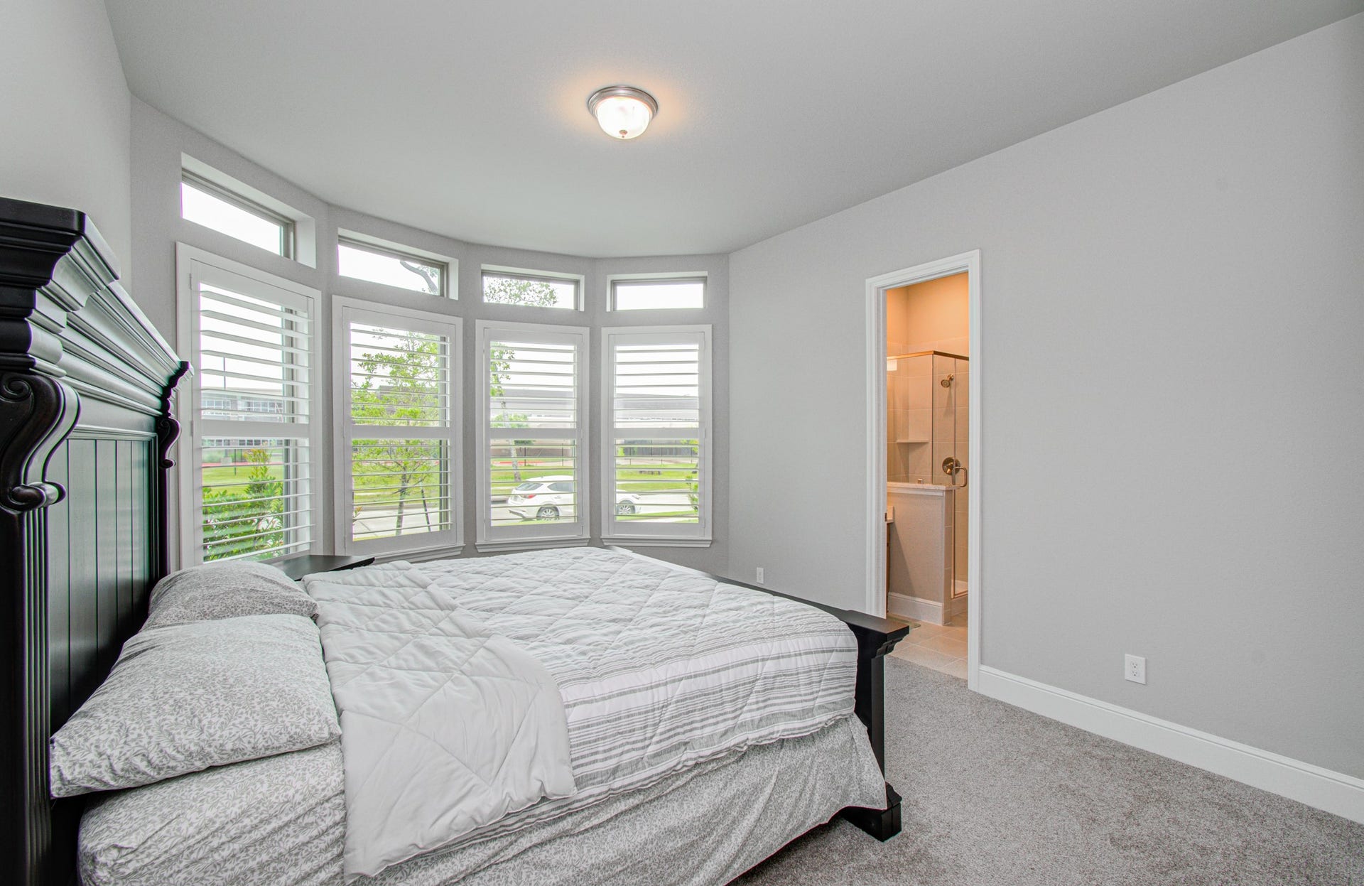 10015 Crescent Wood Drive, Missouri City, TX 77459 Downstairs bedroom with en suite bathroom.