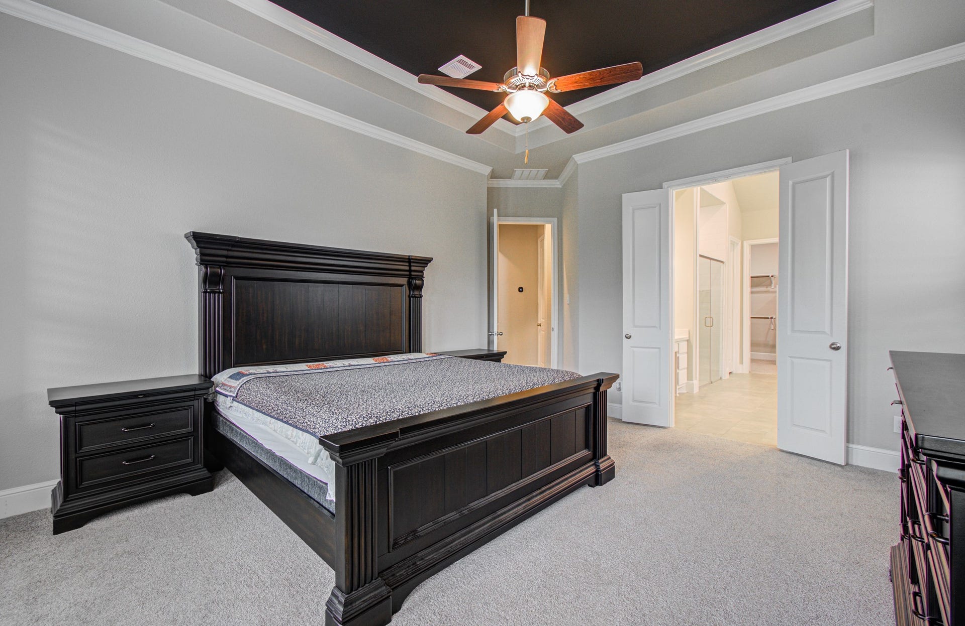 10015 Crescent Wood Drive, Missouri City, TX 77459 Primary bedroom with vaulted ceiling and plenty of windows.