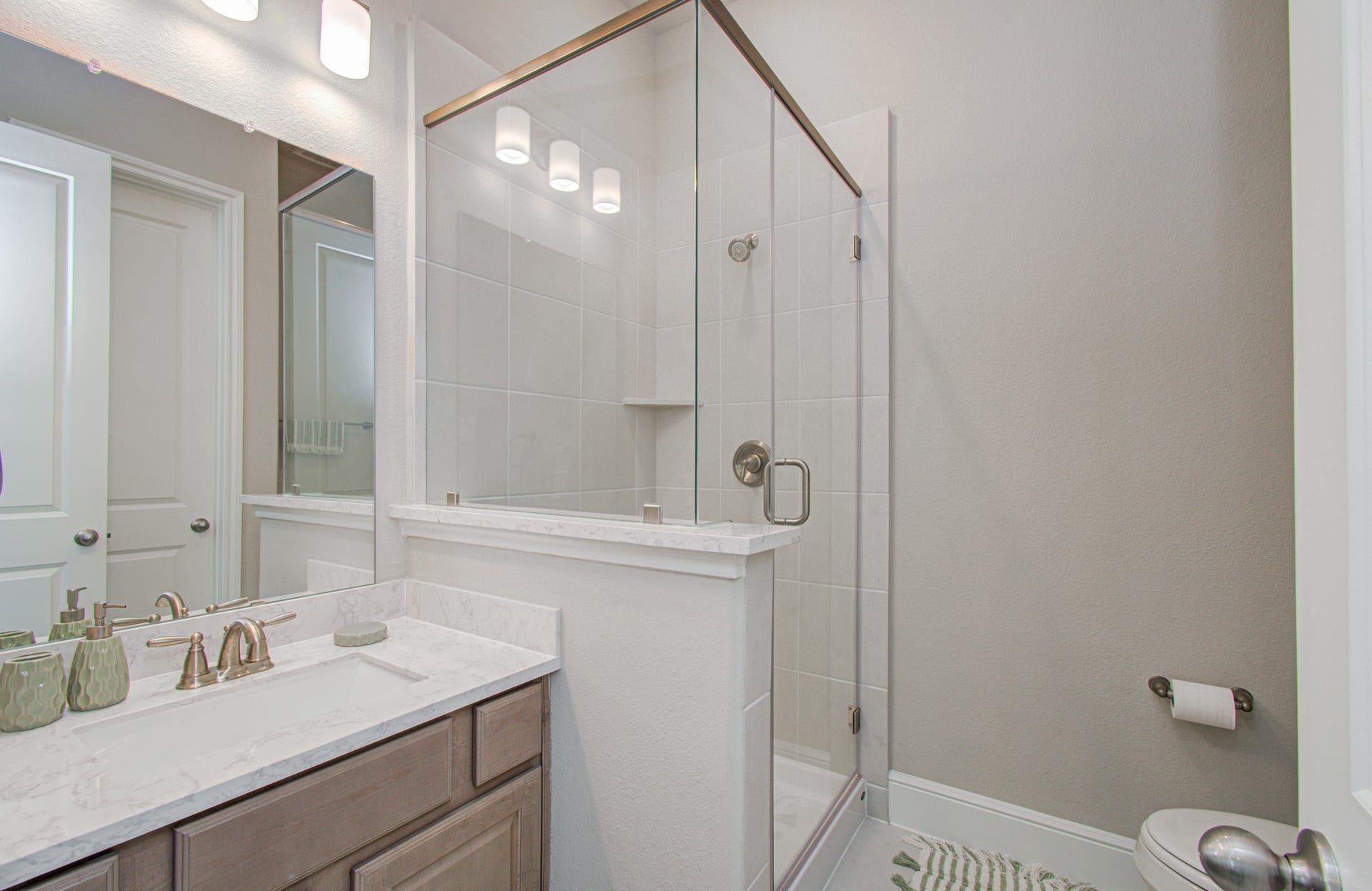 10015 Crescent Wood Drive, Missouri City, TX 77459 Ensuite bathroom.