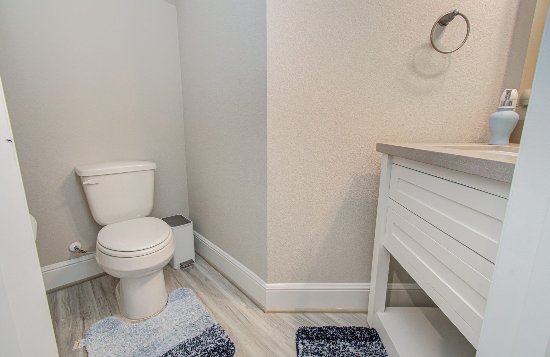 10015 Crescent Wood Drive, Missouri City, TX 77459 Downstairs half bathroom.