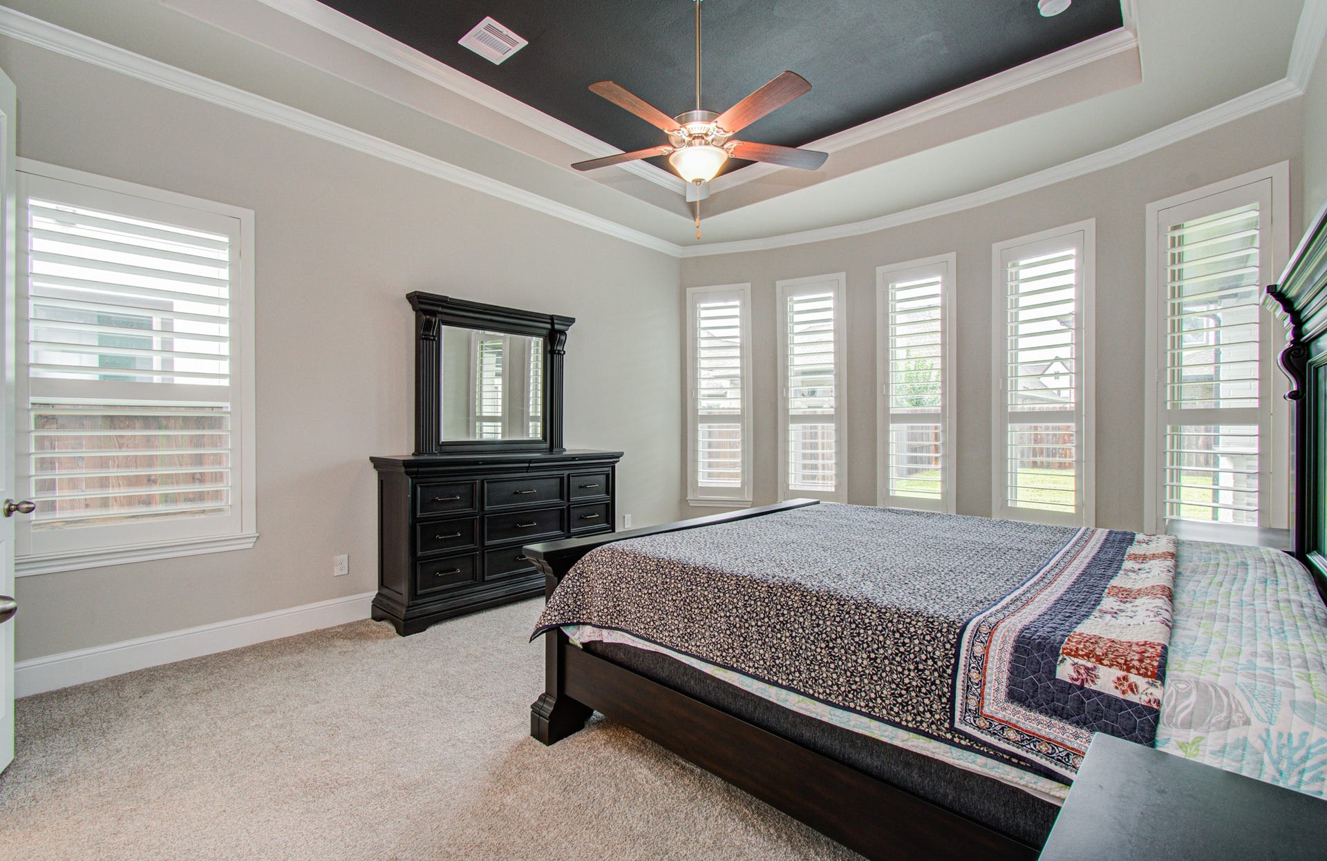 10015 Crescent Wood Drive, Missouri City, TX 77459 Primary bedroom with vaulted ceiling and plenty of windows.