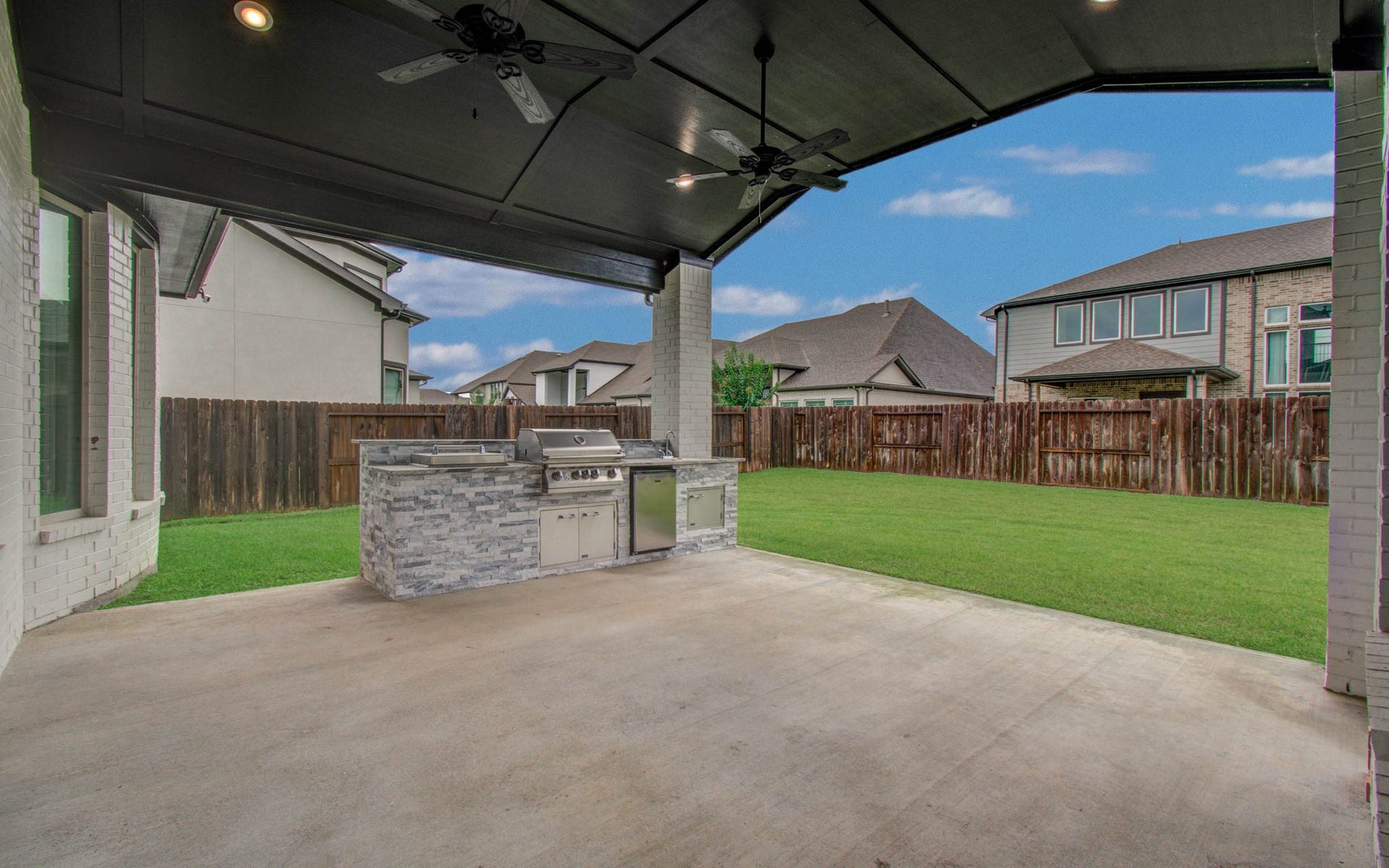10015 Crescent Wood Drive, Missouri City, TX 77459 Huge covered patio to enjoy with family or host parties with full kitchen.