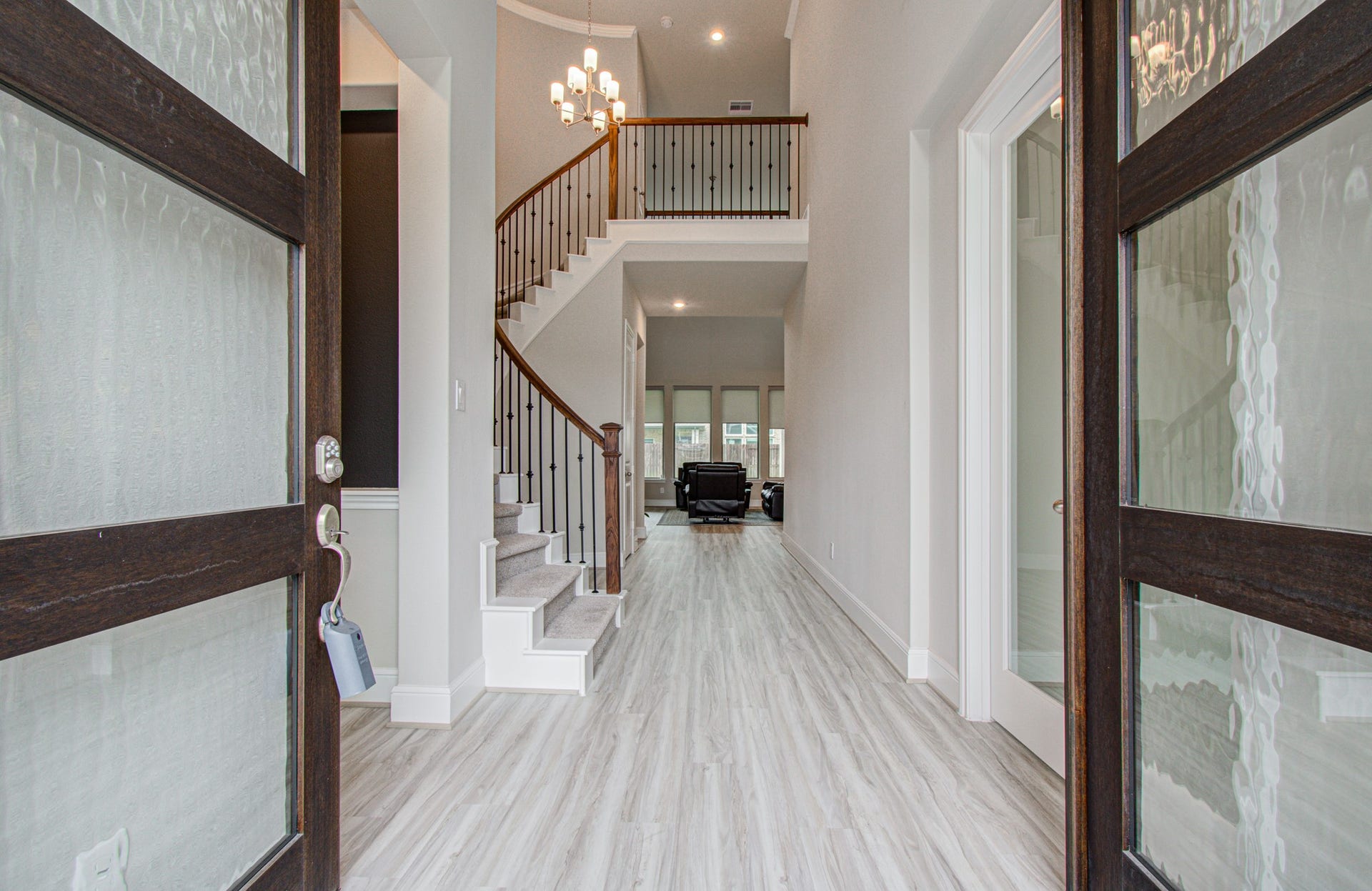 10015 Crescent Wood Drive, Missouri City, TX 77459 Double doors at the entry way greets you with soaring ceilings.