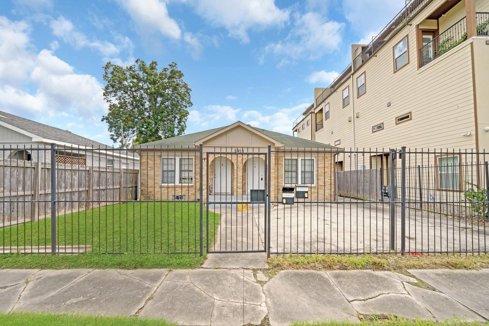 2915 Isabella Street, #A, Houston, TX 77004 Welcome home to this lovely DUPLEX!