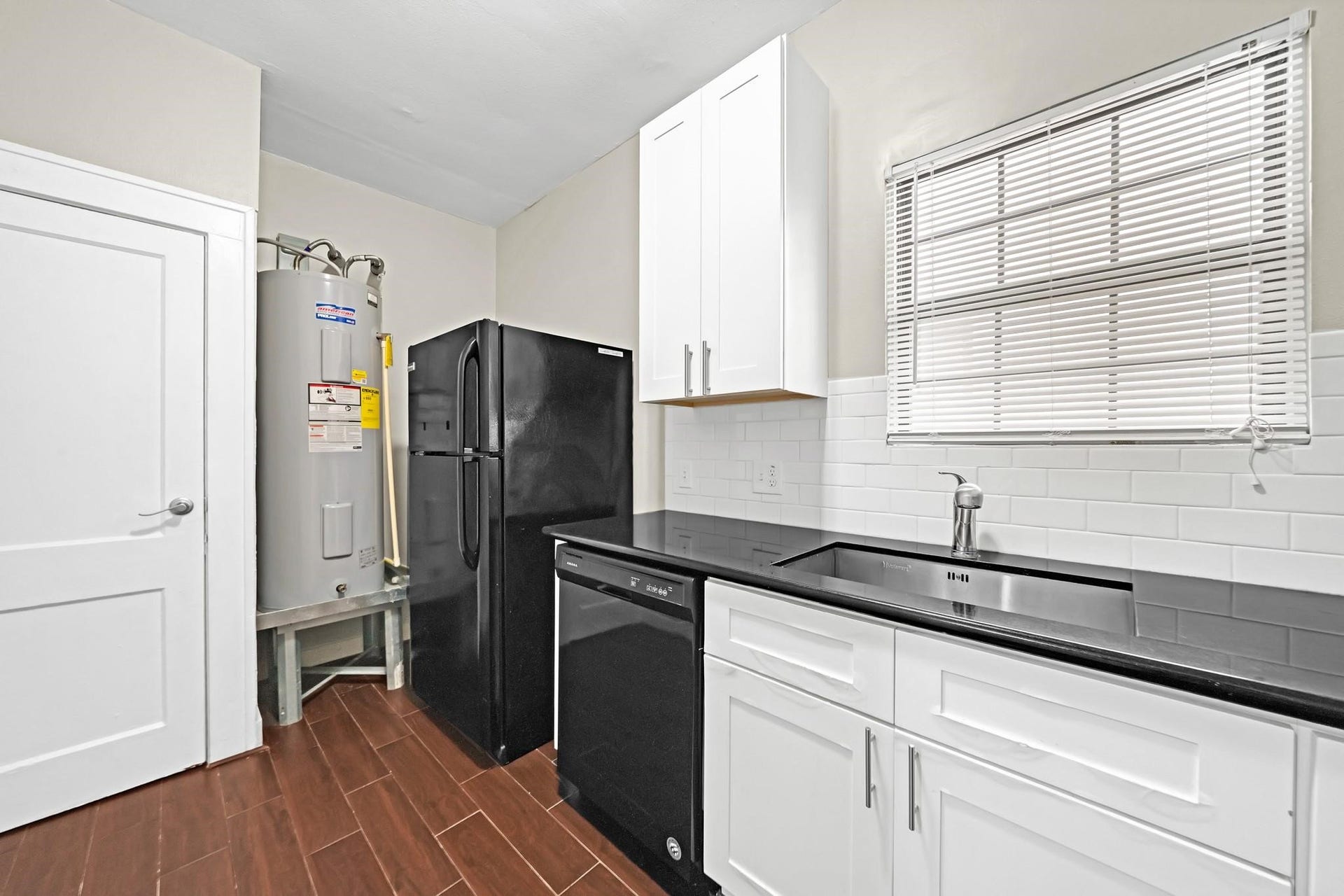 2915 Isabella Street, #A, Houston, TX 77004 Refreshed kitchen featuring granite countertops and plenty of cabinet space. Refrigerator included.