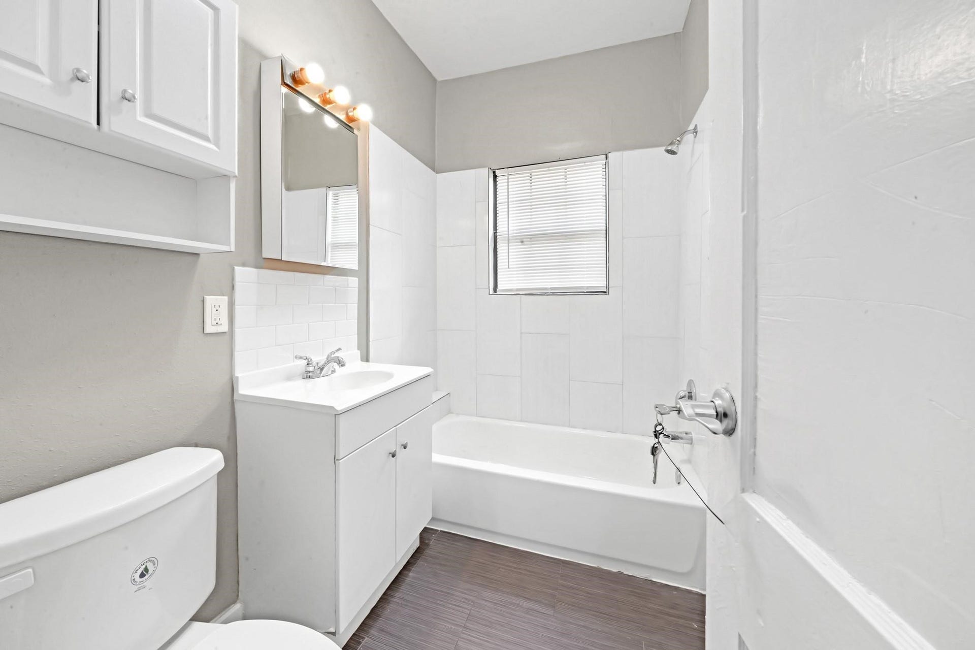 2915 Isabella Street, #A, Houston, TX 77004 Full bathroom featuring a shower and tub combination.