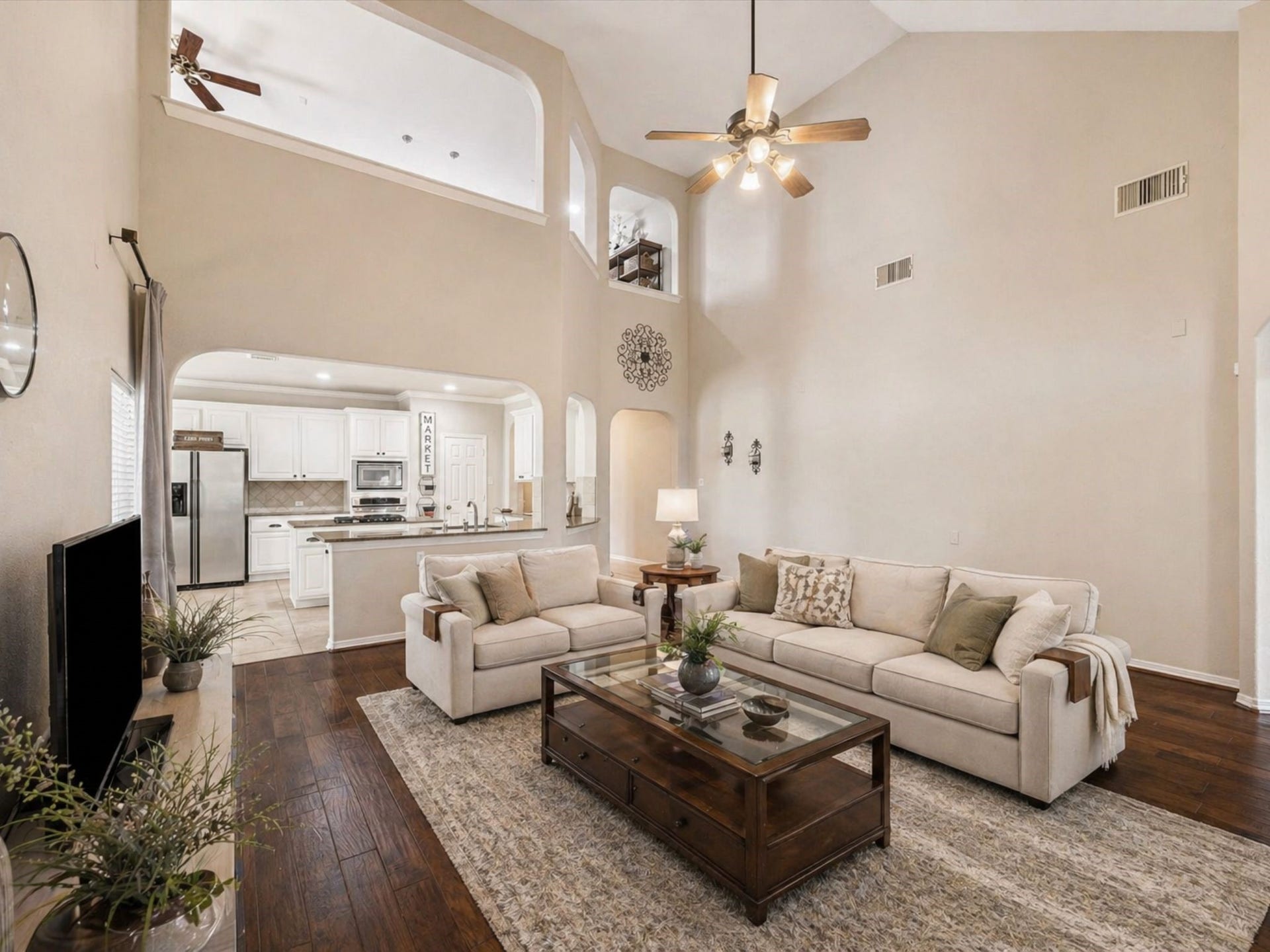 EXPANSIVE LIVING AREA WITH HARDWOOD FLOORS AND VAULTED CEILINGS, OFFERING FLEXIBLE LAYOUT OPTIONS. **Virtually Staged.