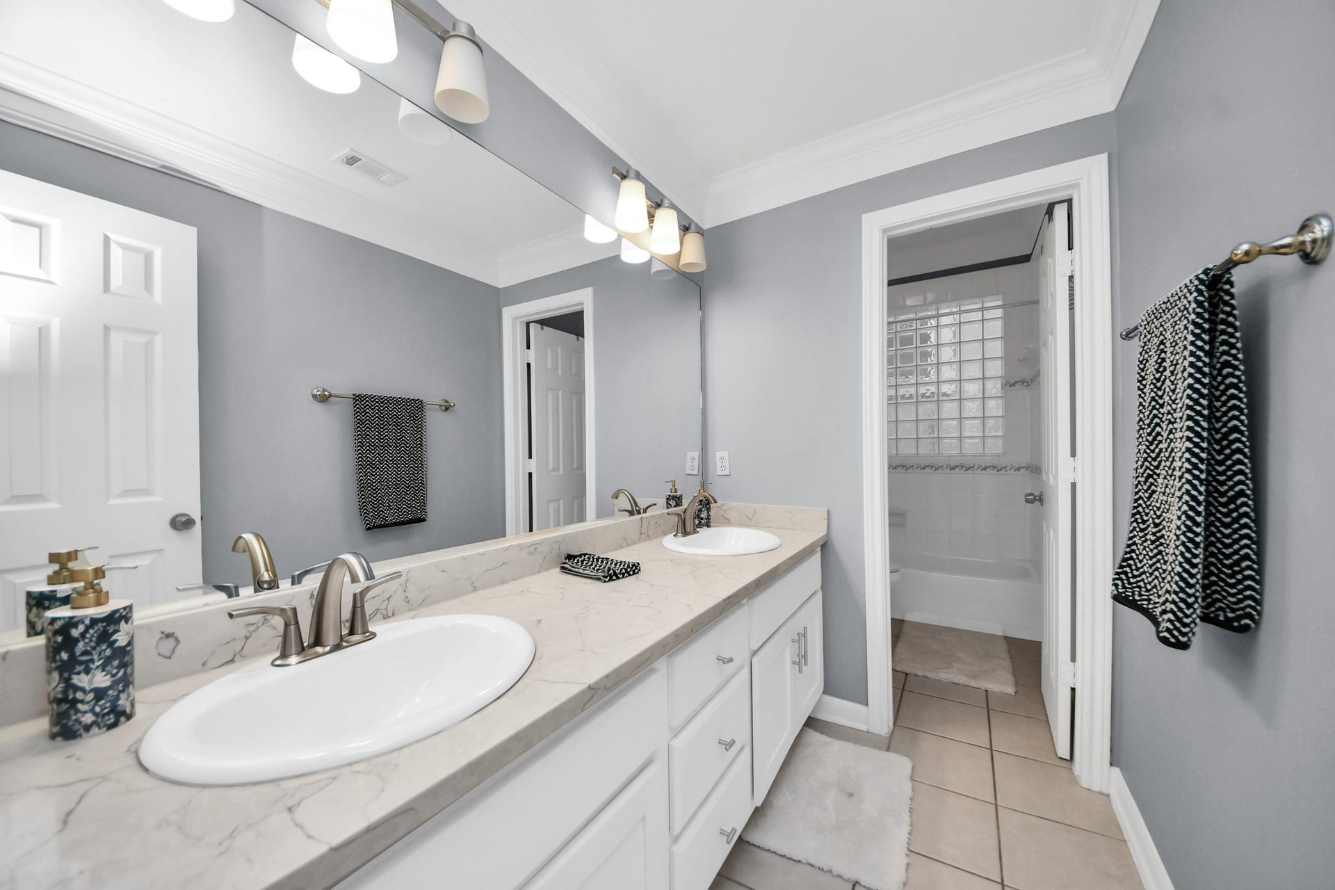 5313 Hidalgo Street, Houston, TX 77056 5313 Hidalgo Street, Houston, TX 77056