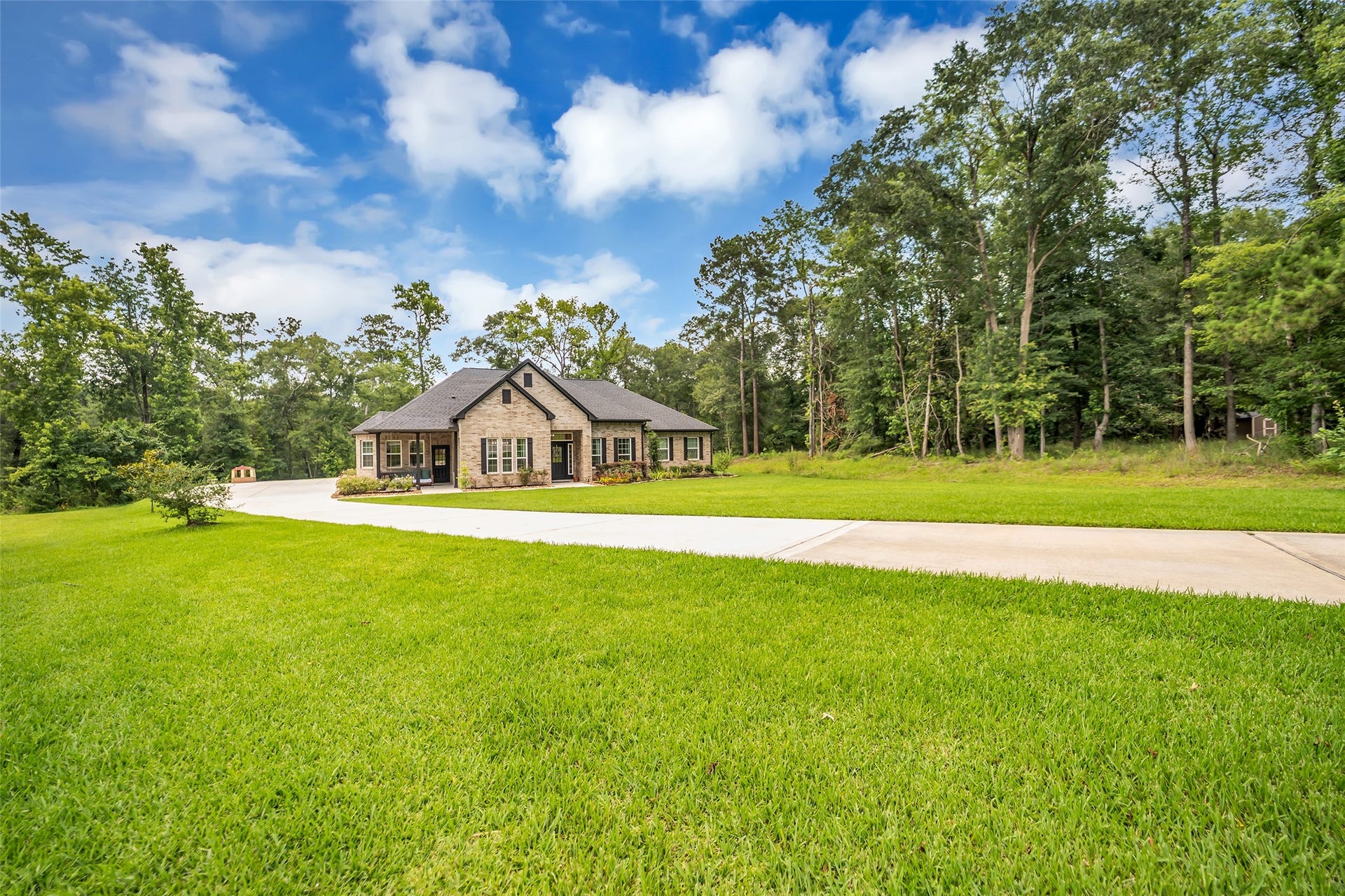 14663 Diamond Shores, Willis, TX 77378 Long driveway with plenty of parking for parties