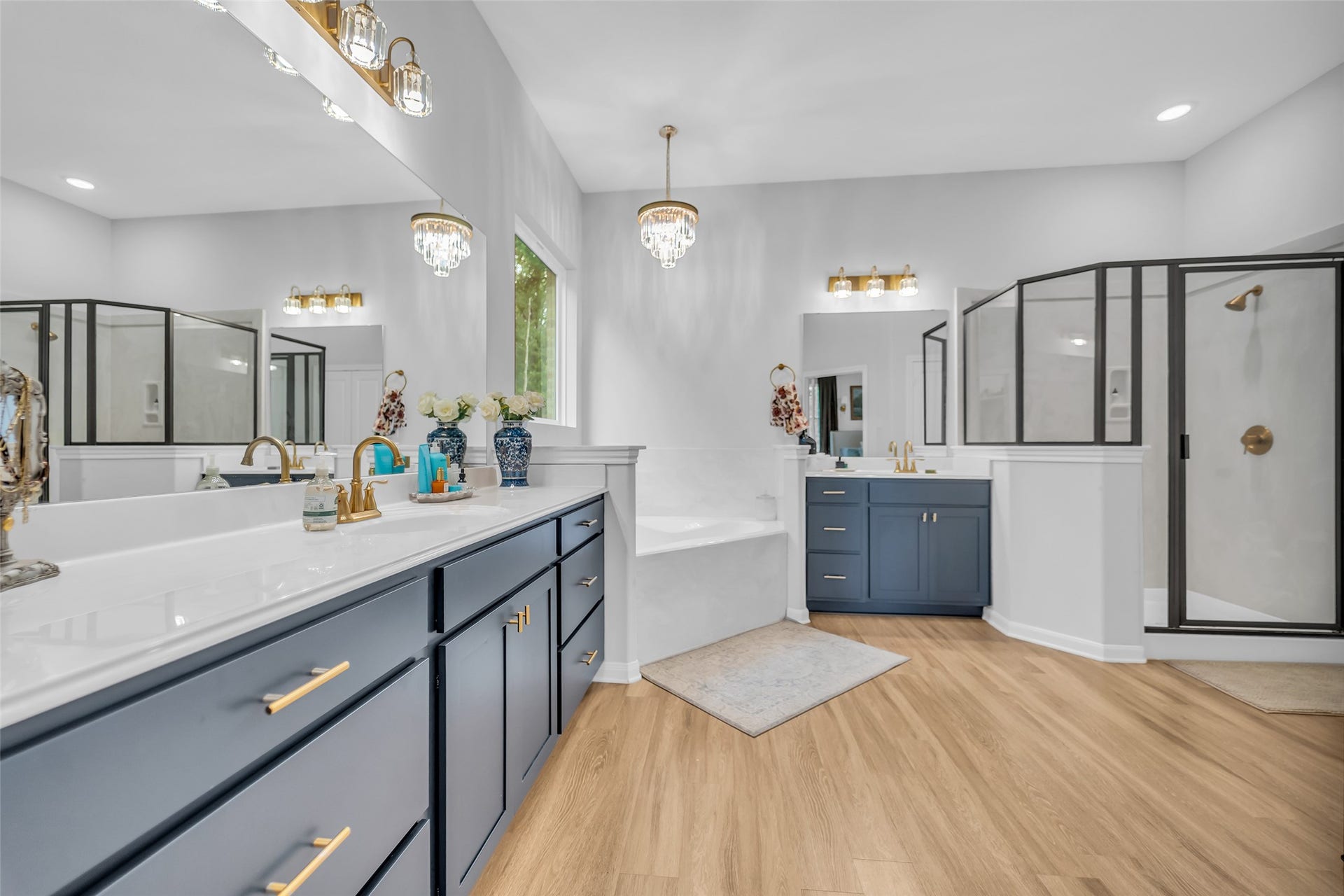 14663 Diamond Shores, Willis, TX 77378 Large primary bath with two vanities, soaking tub, walk-in shower, and huge closet