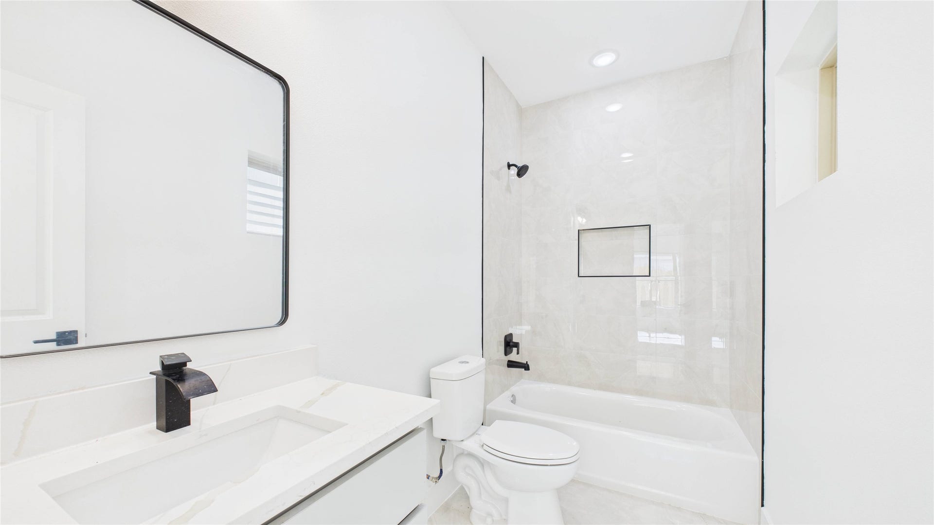 5316 Terry Street, Houston, TX 77009 1st floor full bathroom