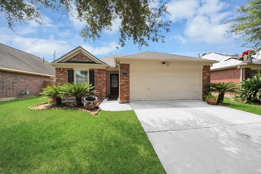 Property photo for 15 Palm Desert Drive, Manvel, TX