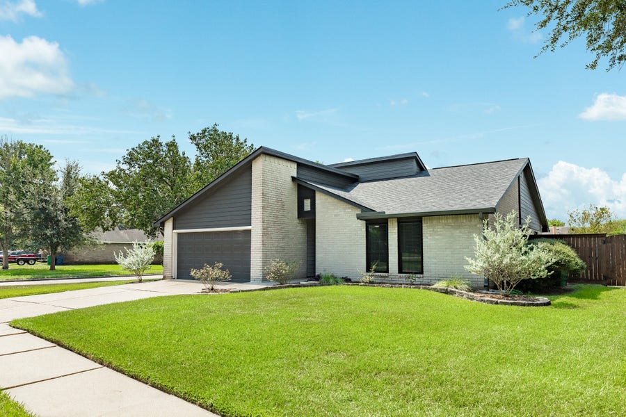 Property photo for 9 Sarita Court, Angleton, TX