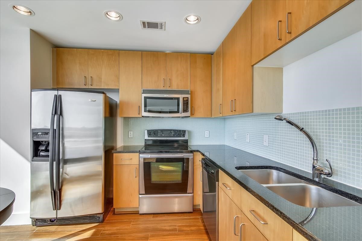 Nice size kitchen with granite countertops