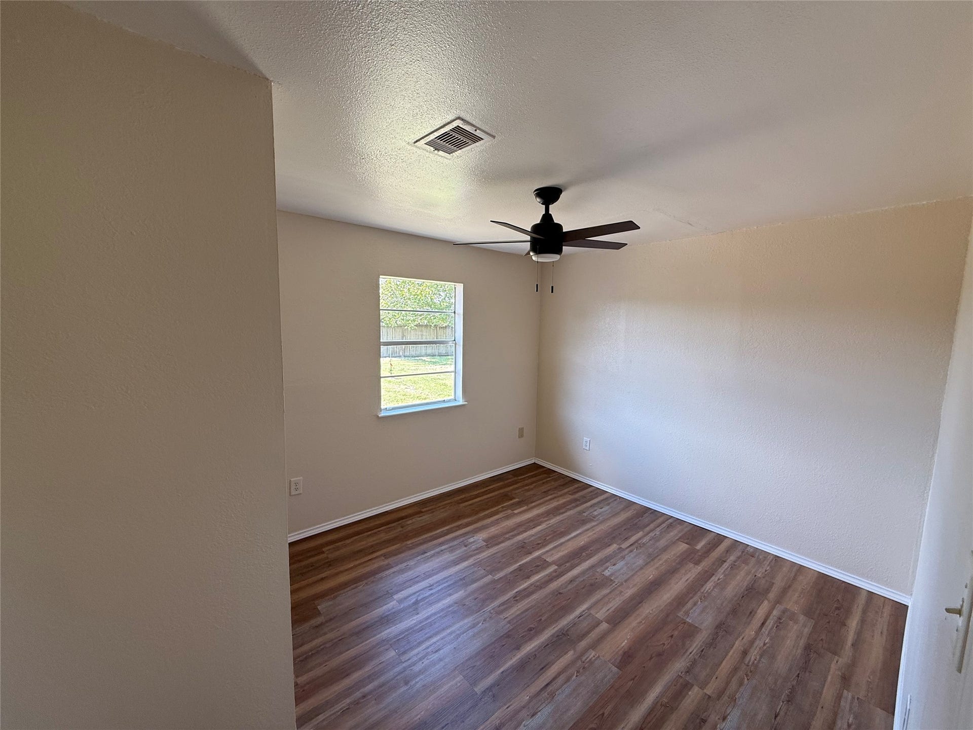 2524 Shouse Road, Santa Fe, TX 77510 Room featuring wood-look flooring, two-tone walls, and a ceiling fan.
