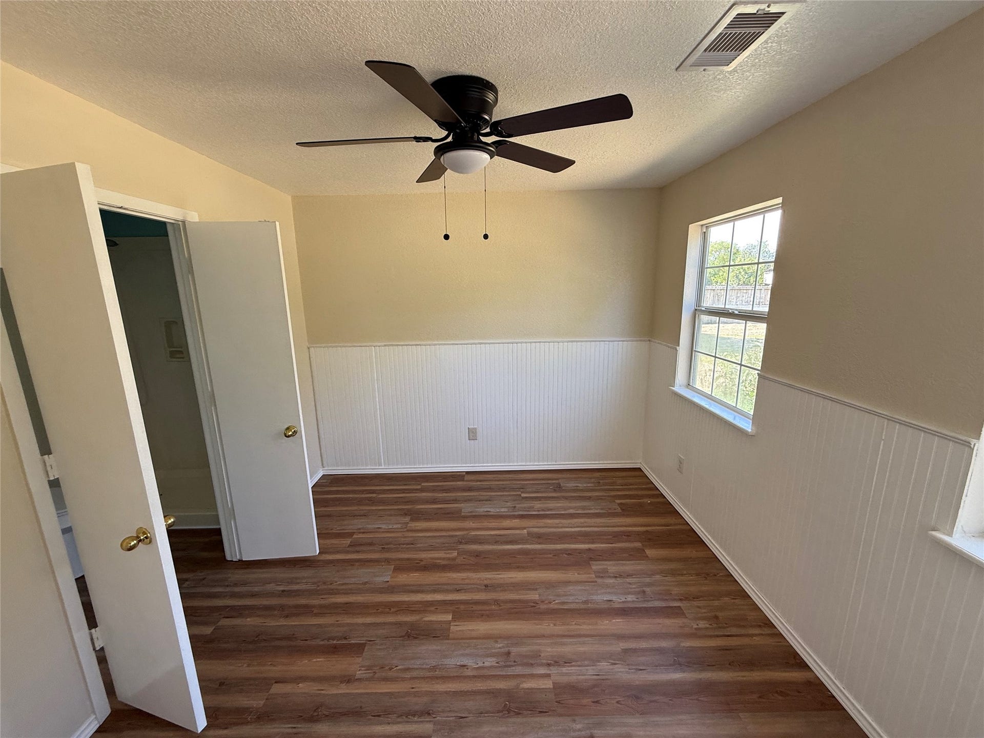 2524 Shouse Road, Santa Fe, TX 77510 Additional room view showing two-tone walls and access to the adjoining space.