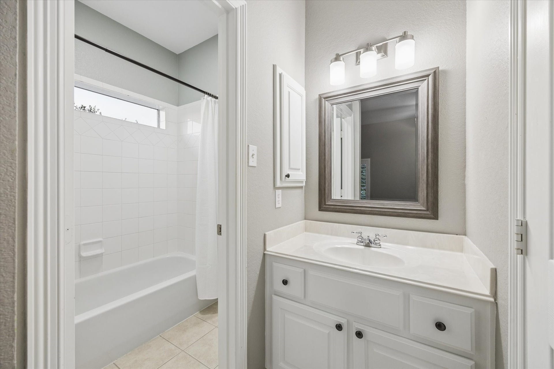 3523 Silvercreek Drive, Manvel, TX 77578 Hollywood bath for bedroom 3
