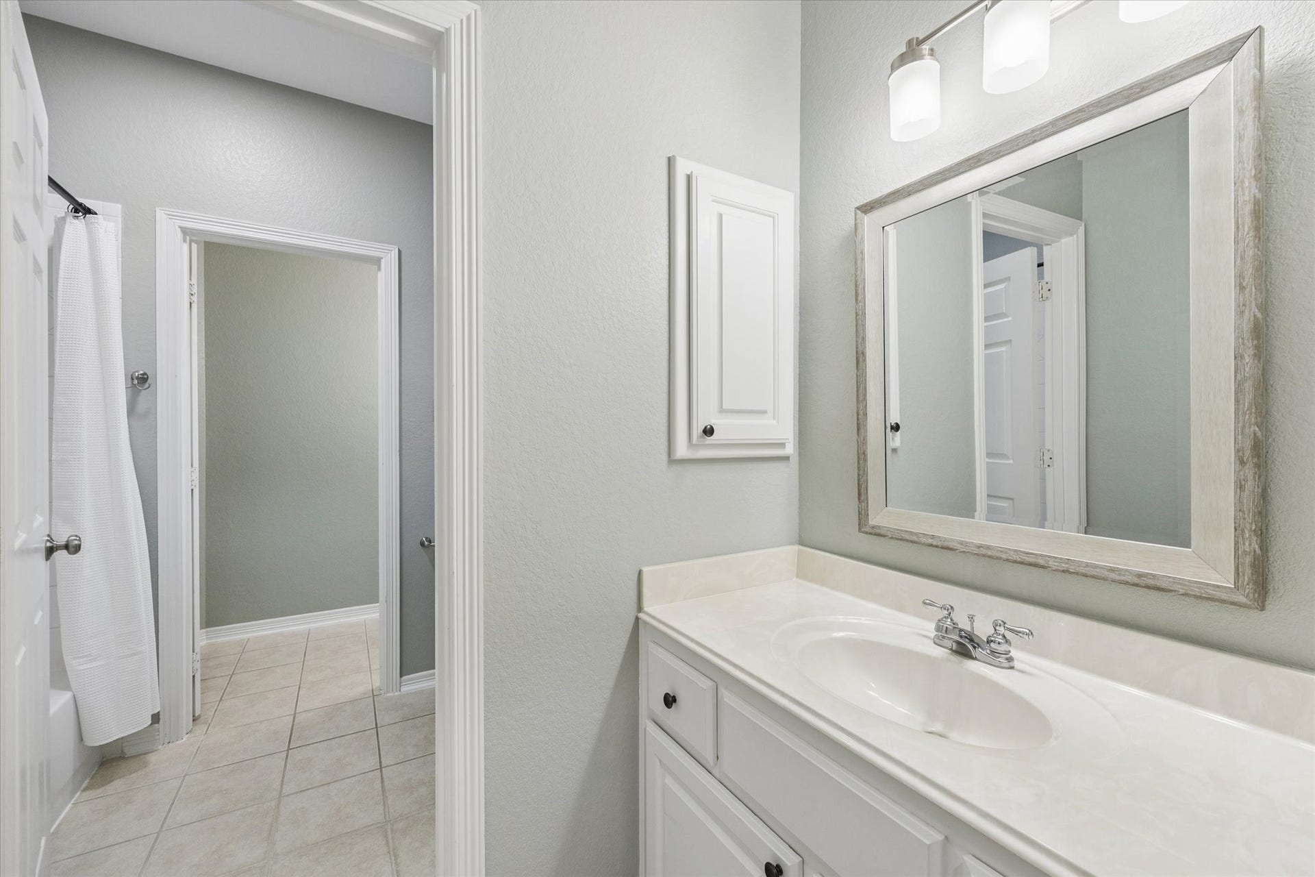 3523 Silvercreek Drive, Manvel, TX 77578 Hollywood bath for bedroom 5