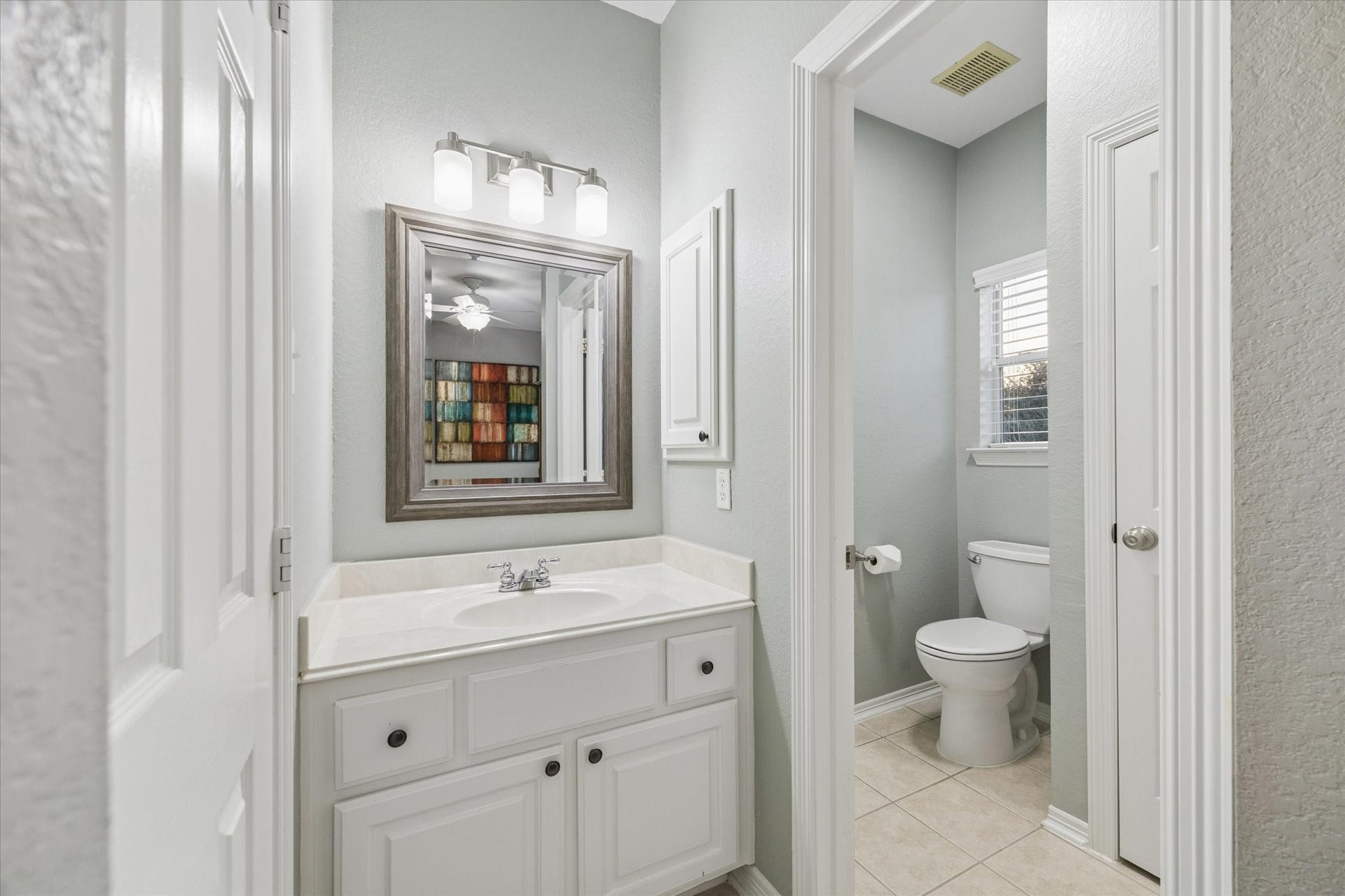 3523 Silvercreek Drive, Manvel, TX 77578 Hollywood bath for bedroom 2