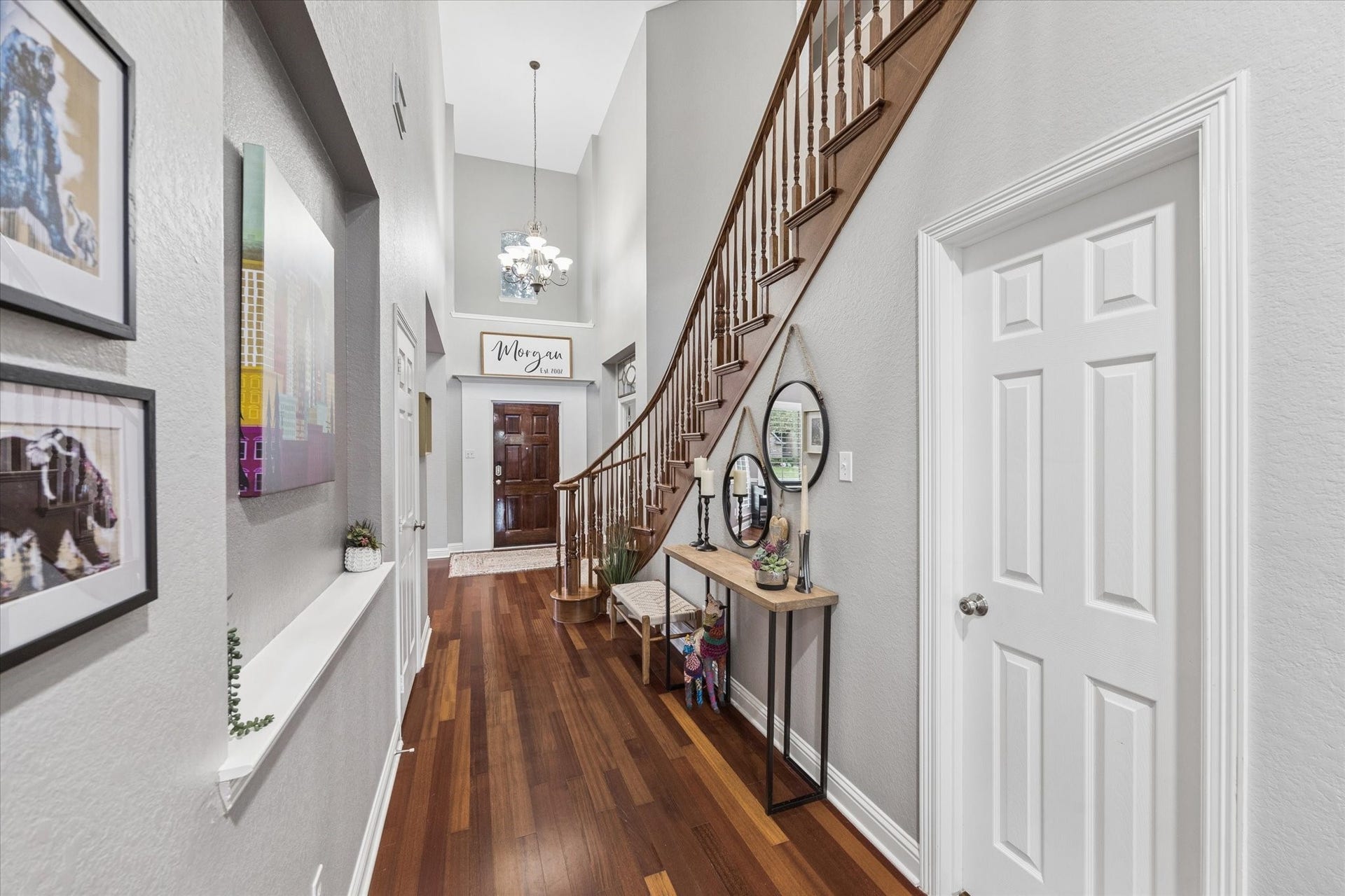 3523 Silvercreek Drive, Manvel, TX 77578 Hallway between entry and living room offers art wall and room for displays