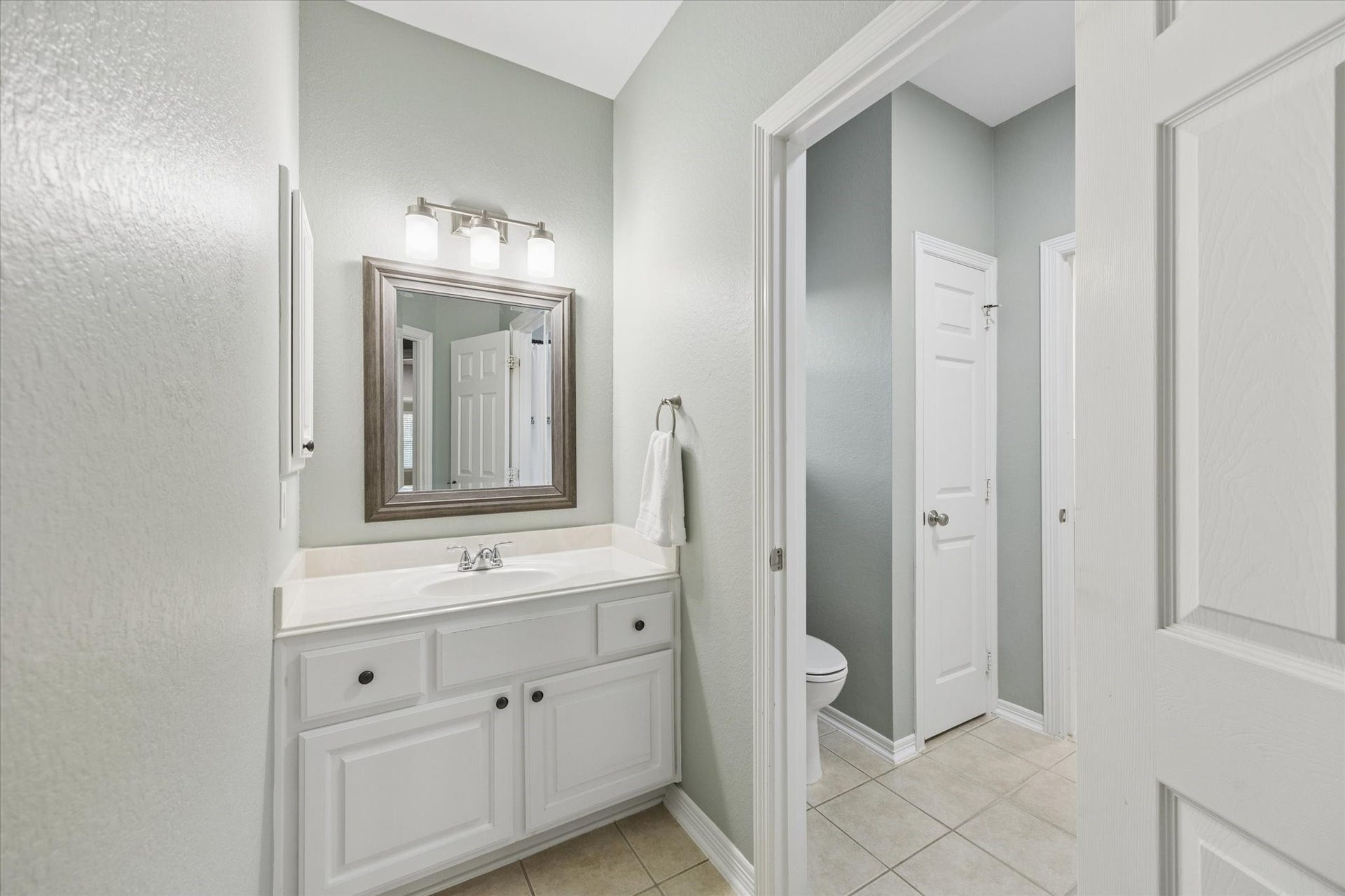 3523 Silvercreek Drive, Manvel, TX 77578 Hollywood bath for bedroom 4