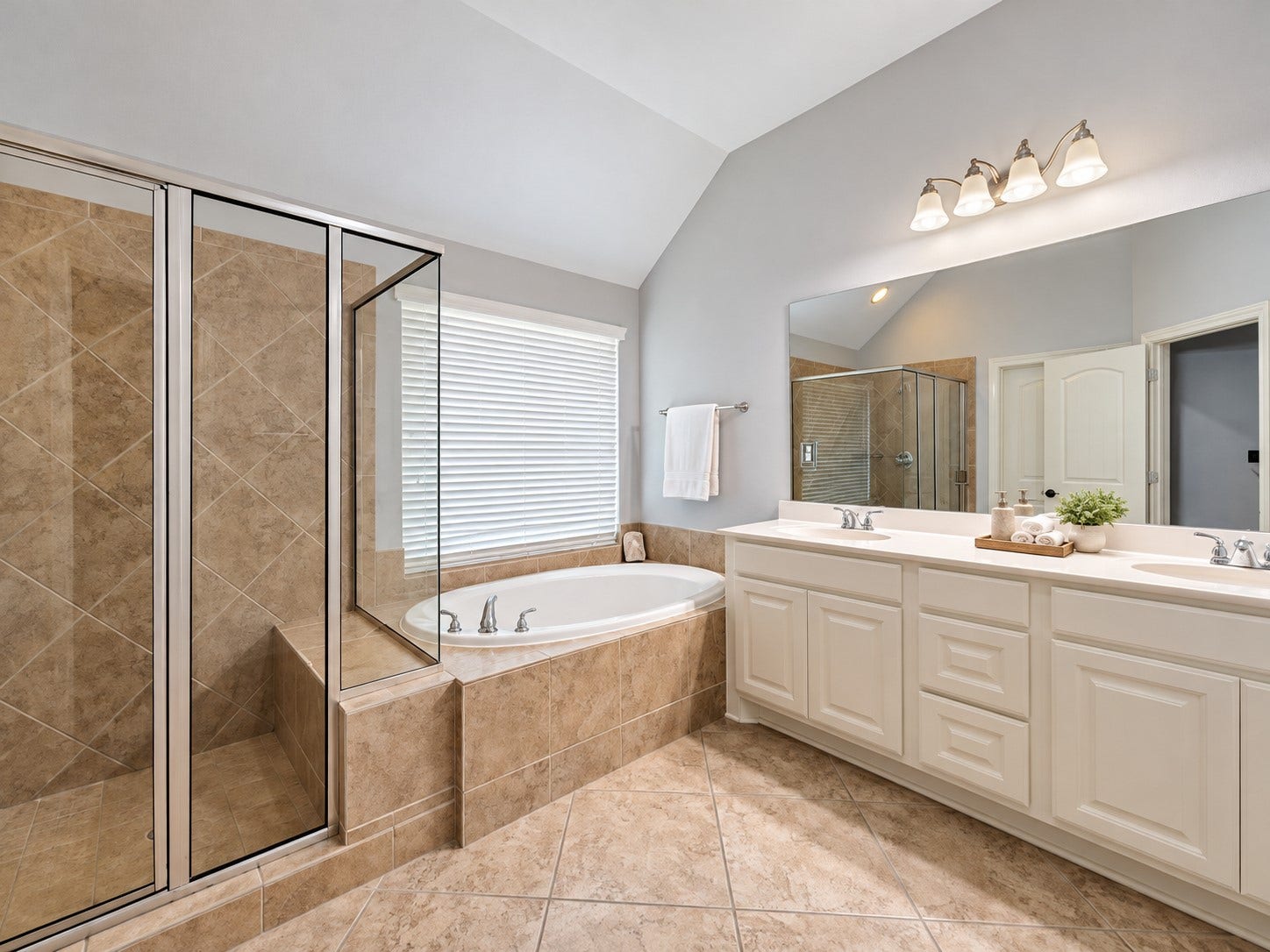 13601 Durango Pass Drive, Pearland, TX 77584 Primary Bathroom