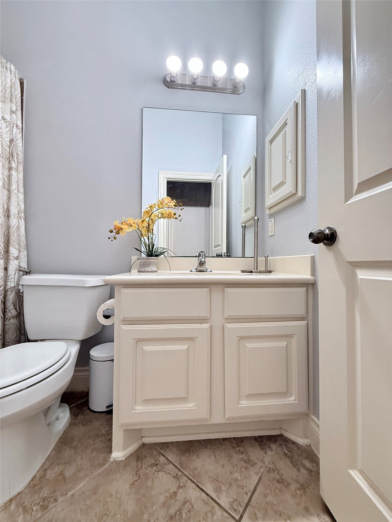 13601 Durango Pass Drive, Pearland, TX 77584 Secondary Bath