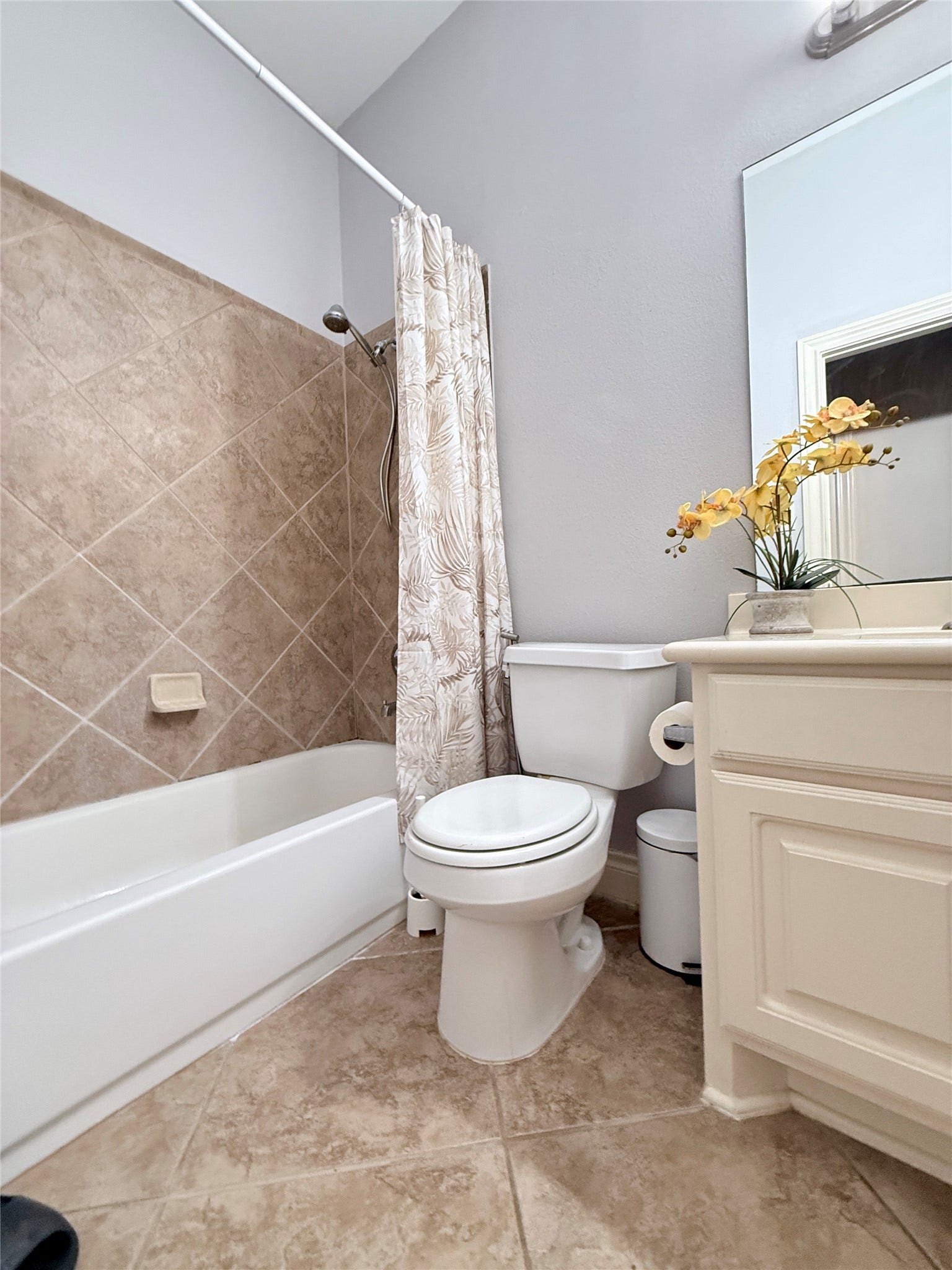 13601 Durango Pass Drive, Pearland, TX 77584 Secondary Bath