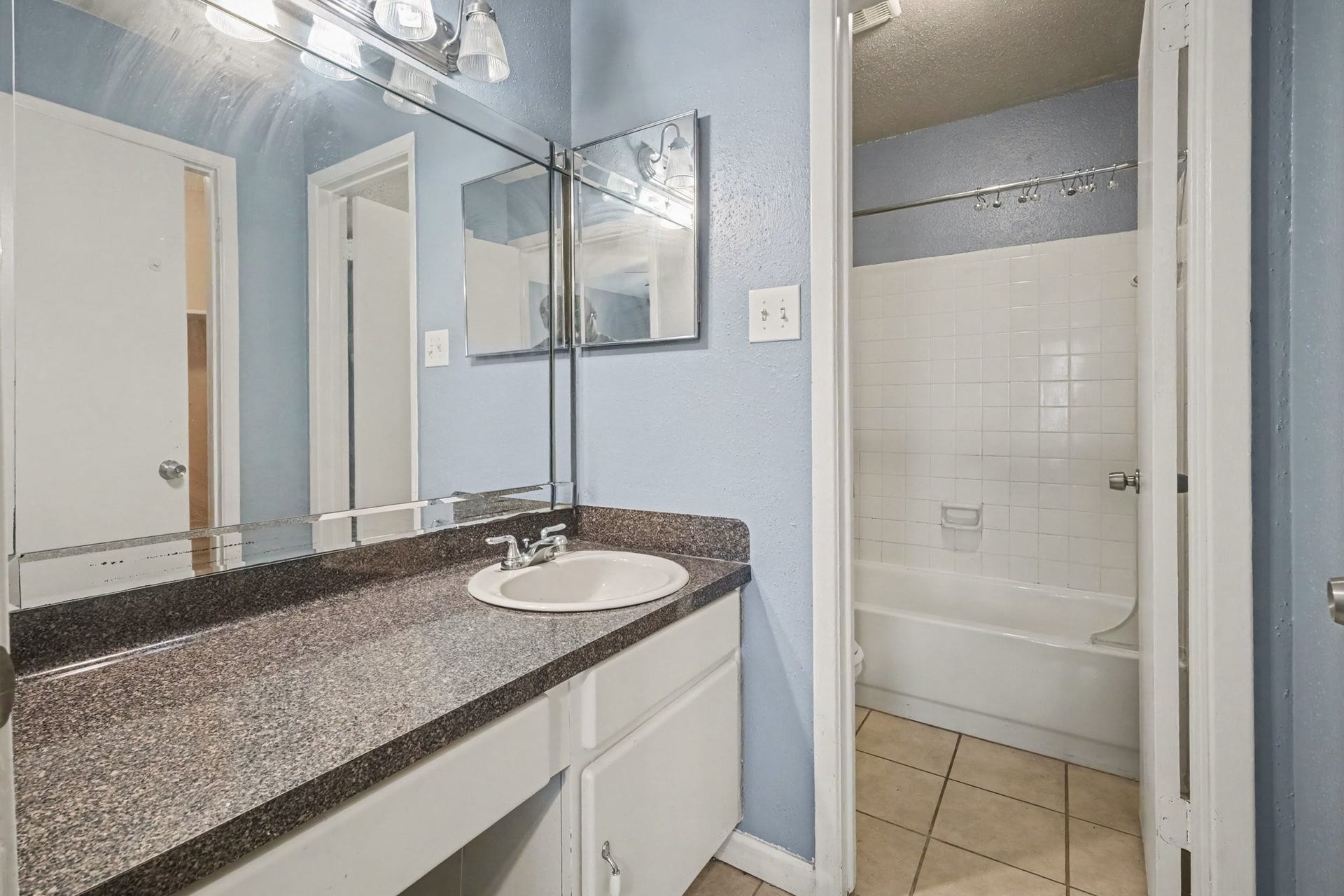 18800 Egret Bay Boulevard, #1603, Webster, TX 77058 2 full bathrooms, with vanity