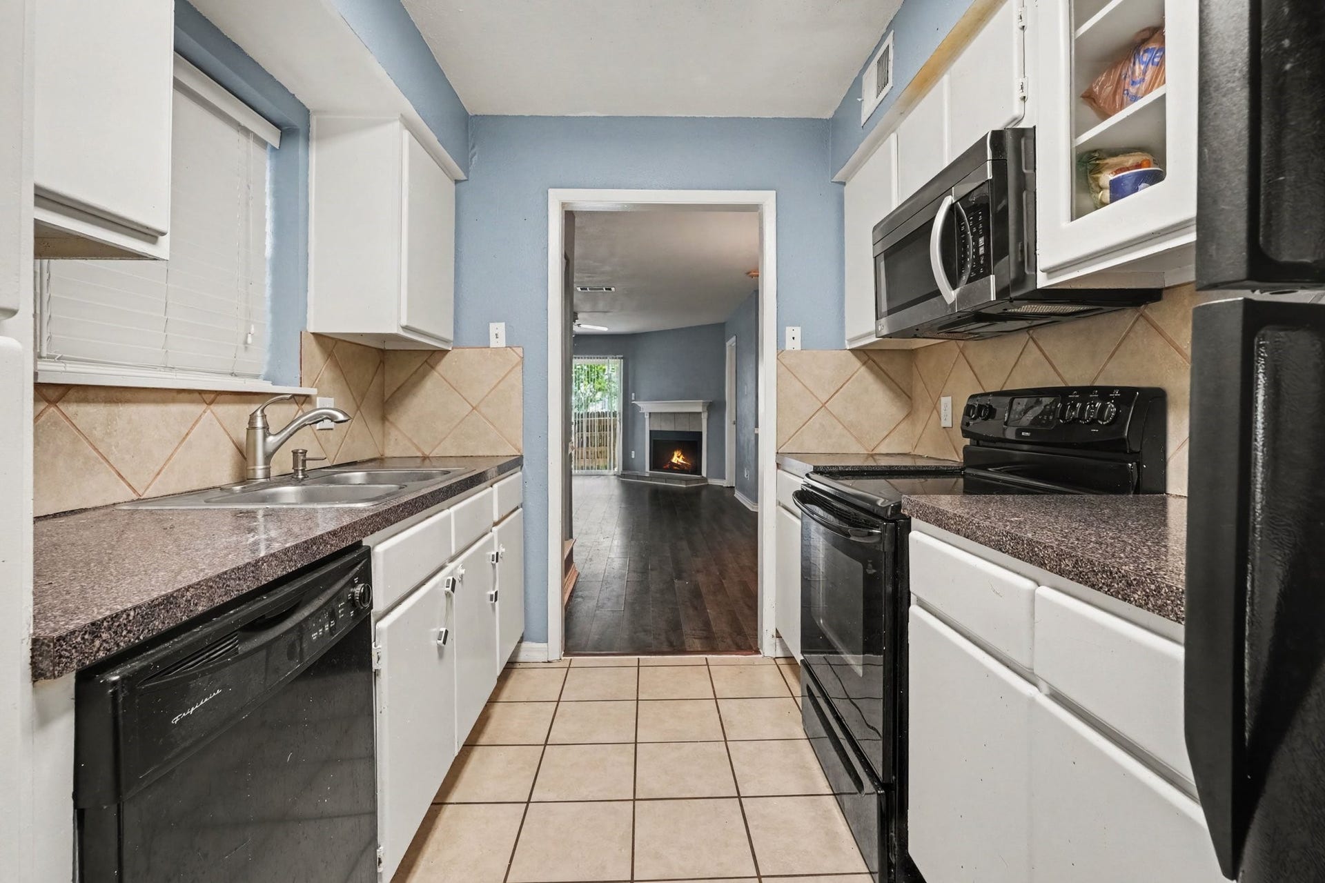 18800 Egret Bay Boulevard, #1603, Webster, TX 77058 Full kitchen with plenty of cupboards-DW & Micro