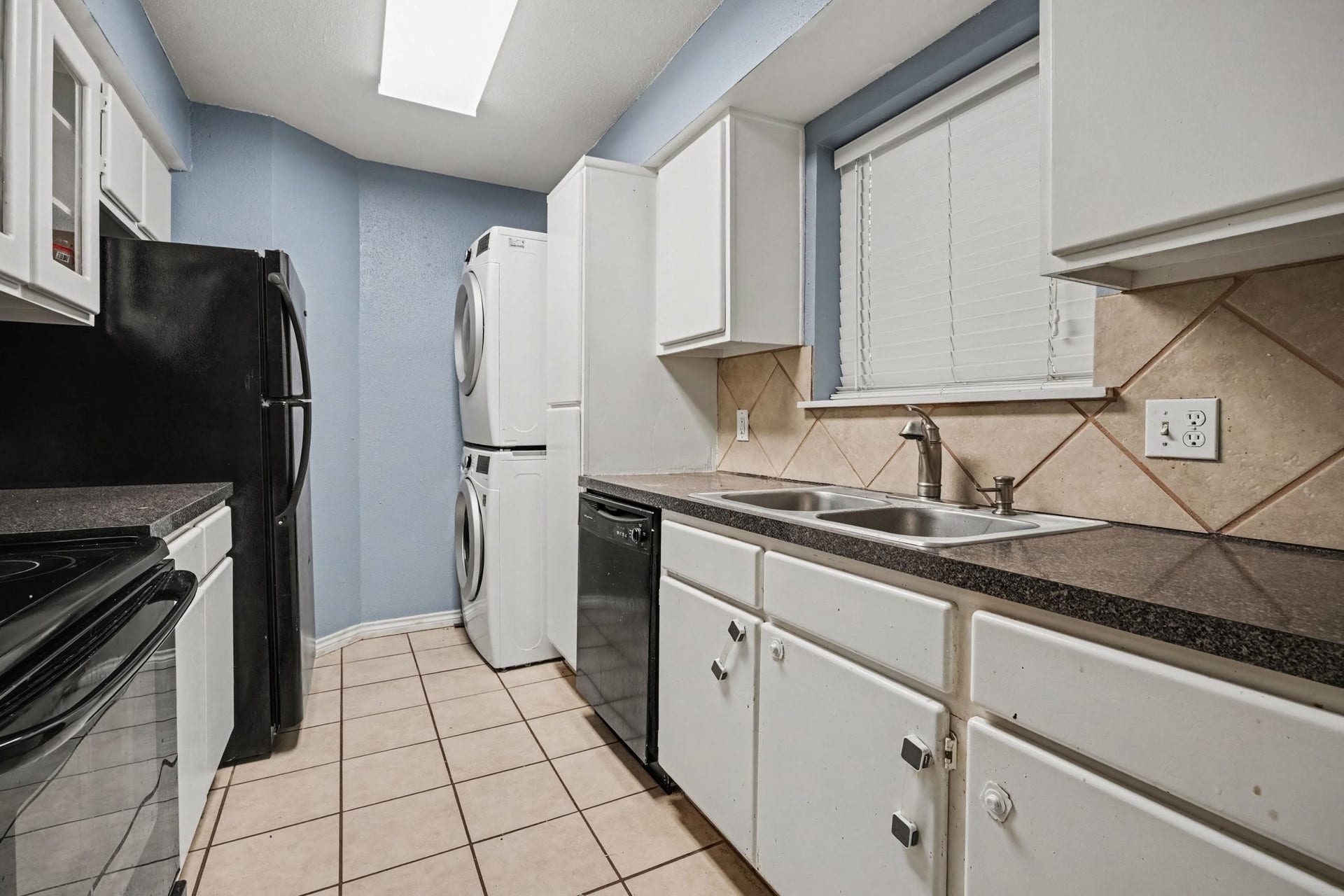 18800 Egret Bay Boulevard, #1603, Webster, TX 77058 Stacked washer/Dryer, tile floor