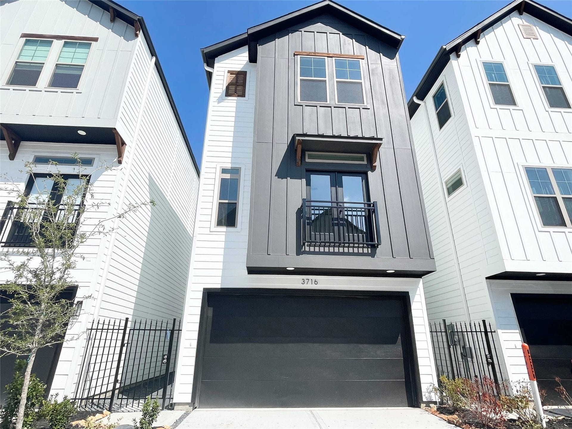3716 Creekmont Gardens Lane, Houston, TX 77091 Private Driveway with Backyard and Gated Community!