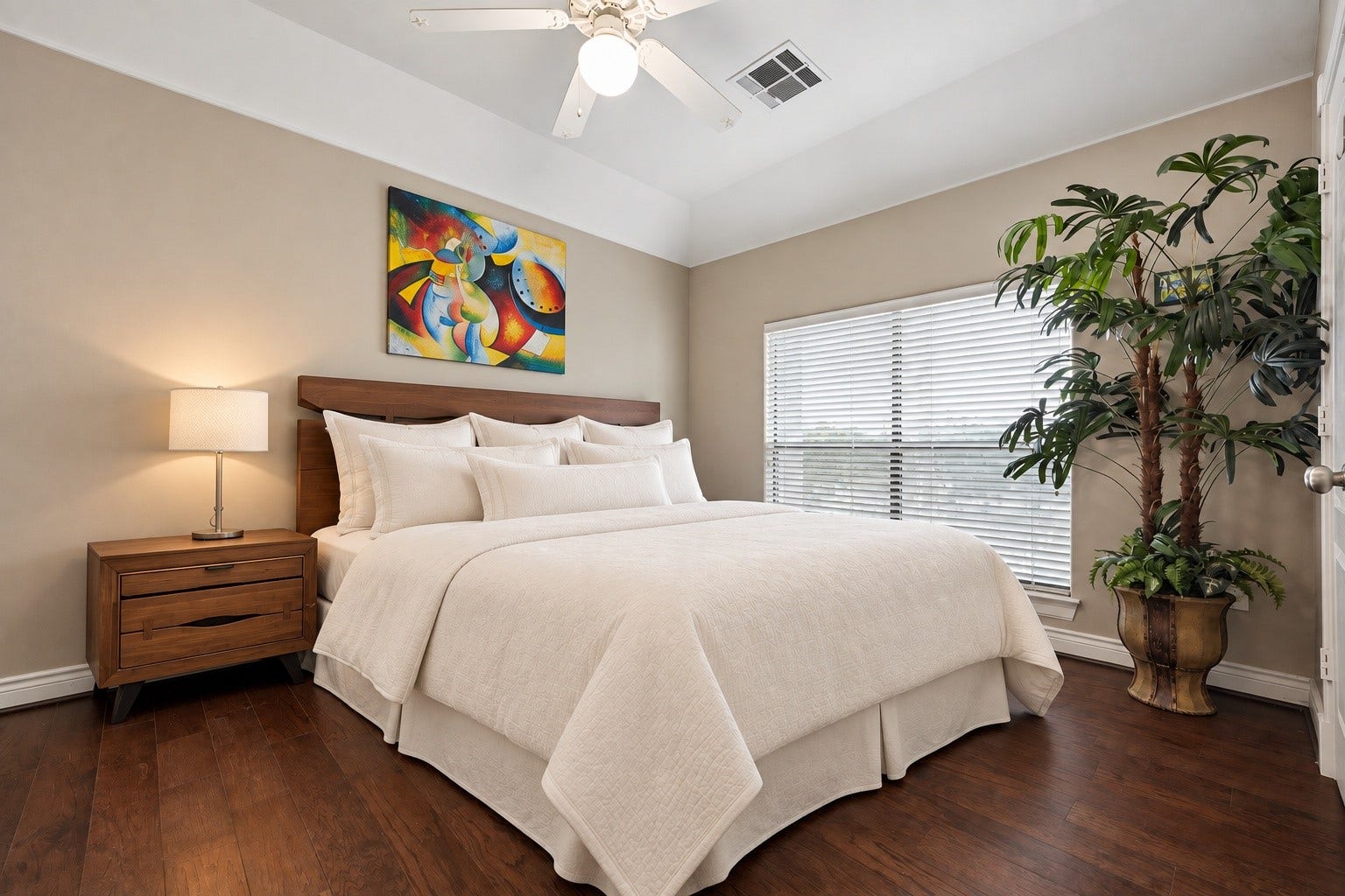 This 3rd bedroom is ensuite and located on the 3rd floor