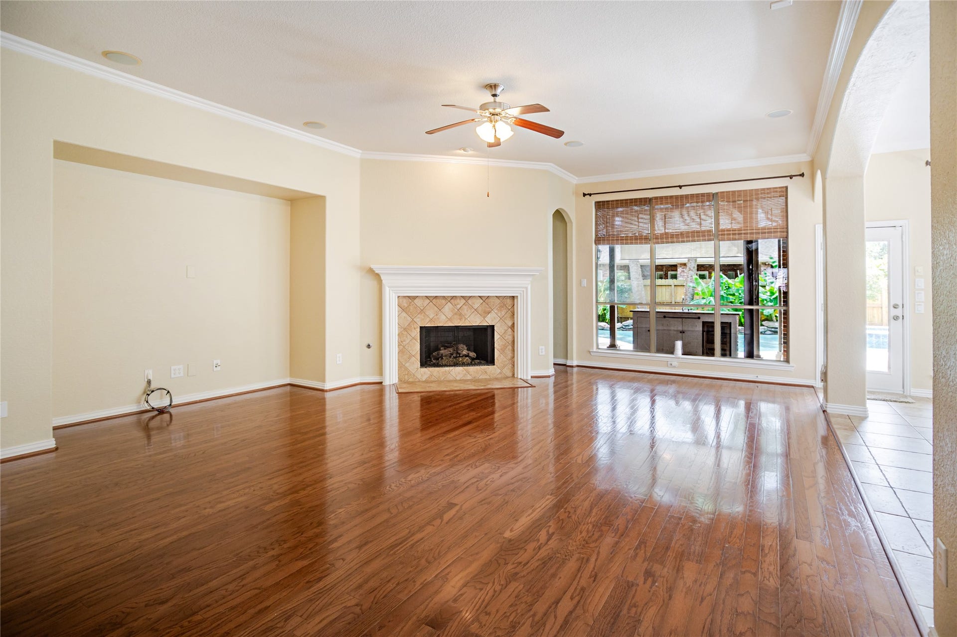 OPEN AND BRIGHT LIVING AREA