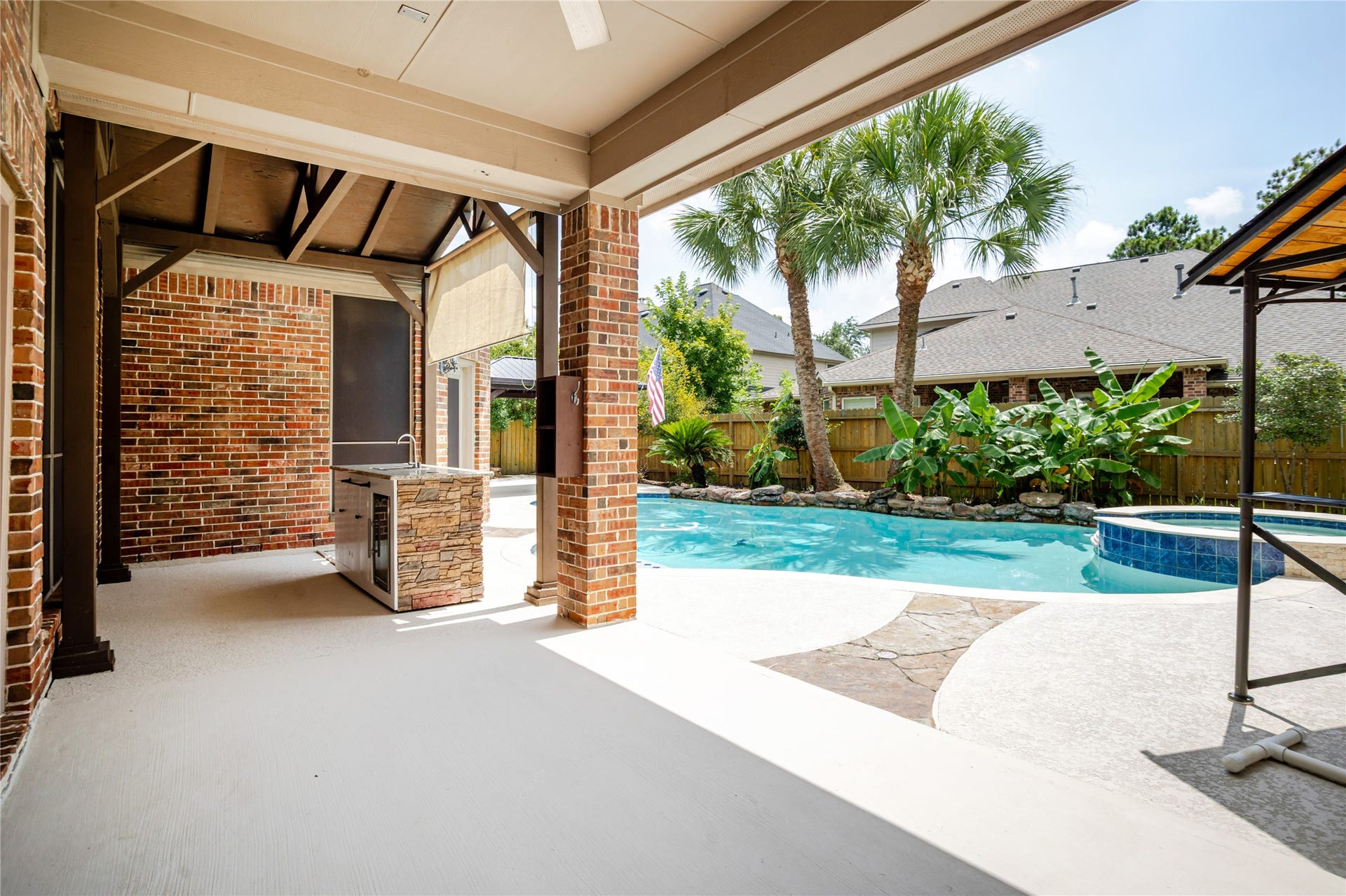 OUTDOOR LIVING