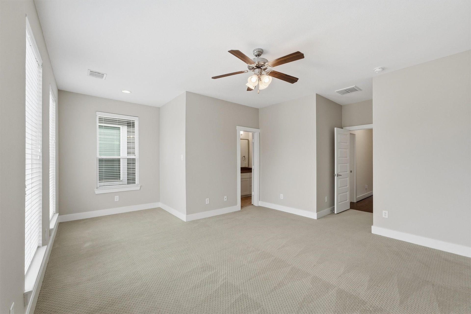 5326 Darling Street, Houston, TX 77007 Front secondary bedroom with a walk in closet and a jack & jill bath.