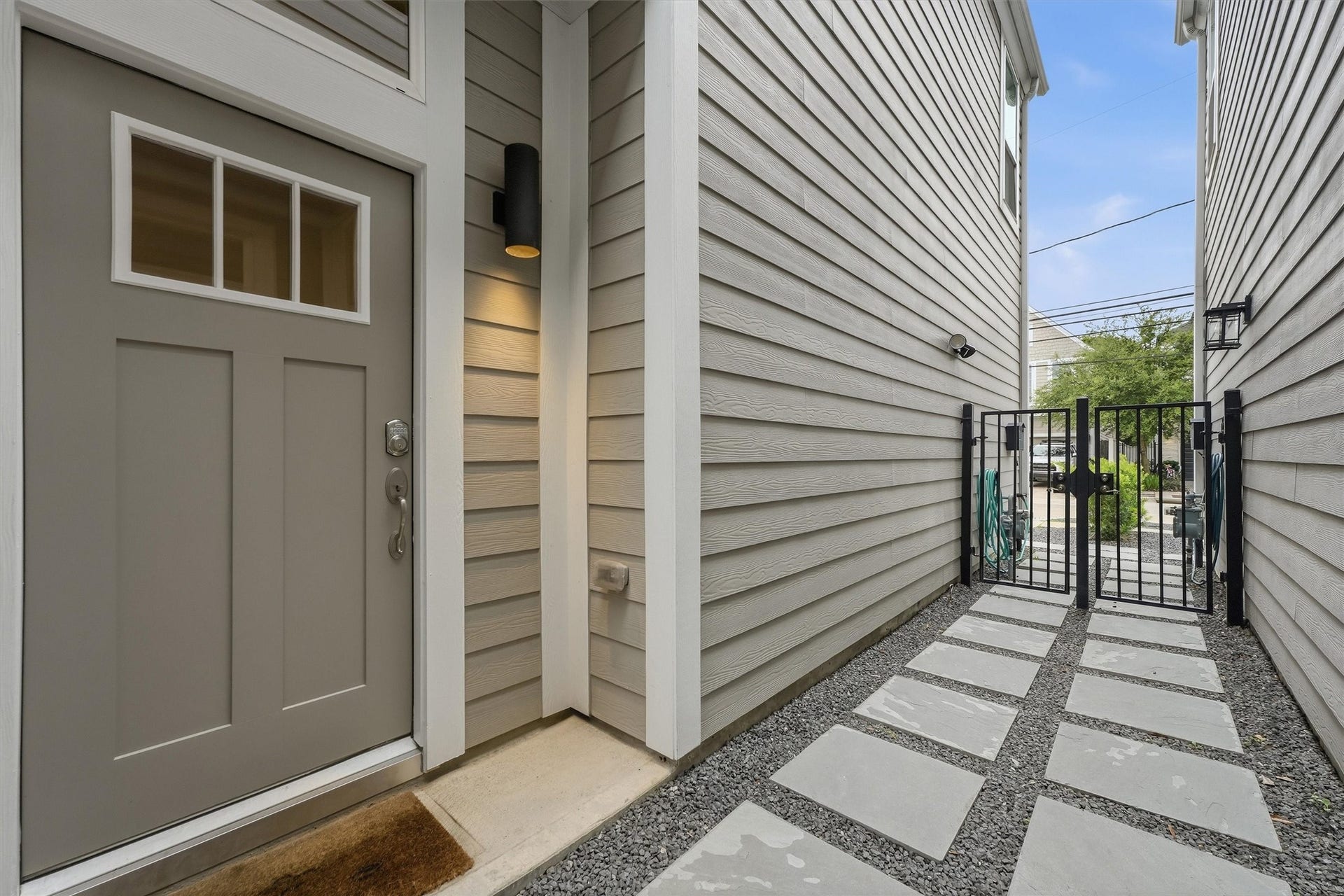 5326 Darling Street, Houston, TX 77007 Front door.