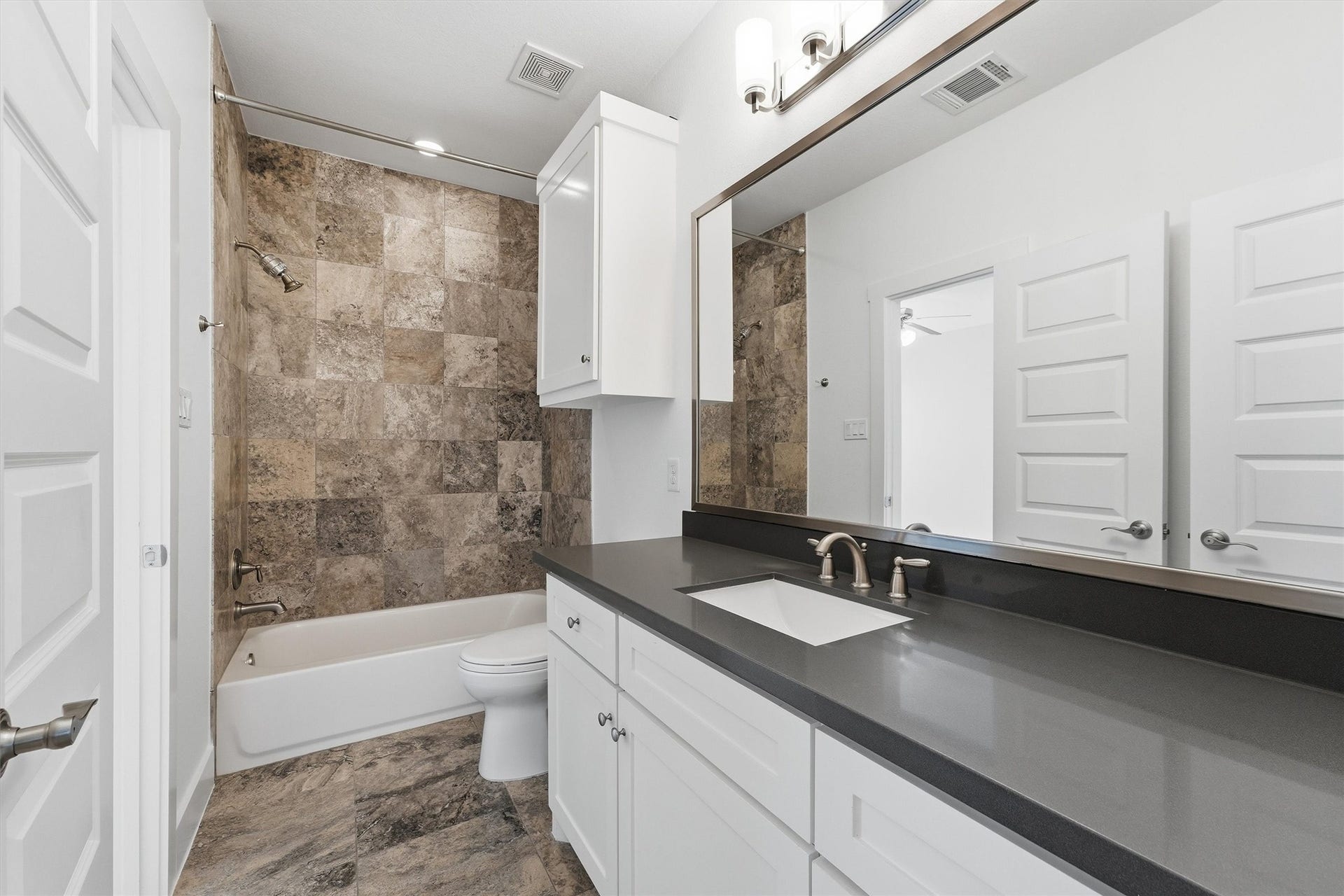 5326 Darling Street, Houston, TX 77007 Jack & Jill bath that connects the two secondary bedrooms.