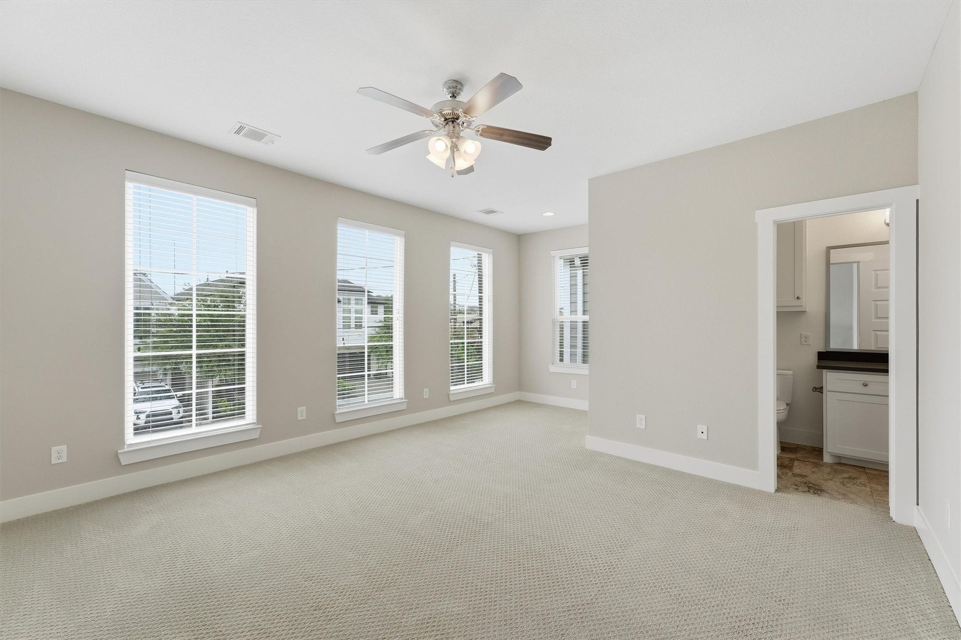 5326 Darling Street, Houston, TX 77007 Front secondary bedroom with a walk in closet and a jack & jill bath.
