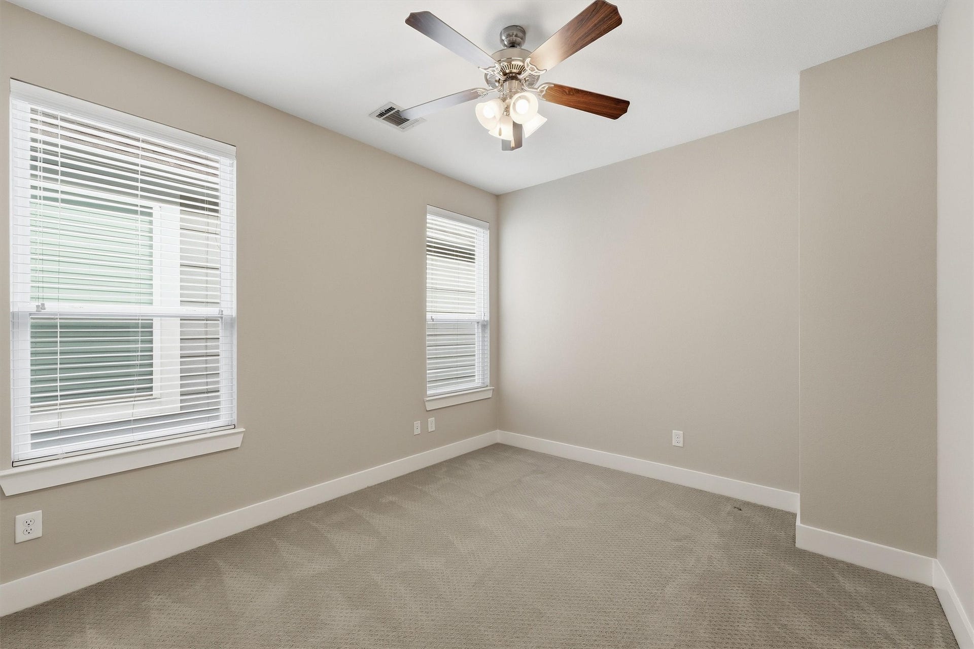 5326 Darling Street, Houston, TX 77007 Middle secondary bedroom.