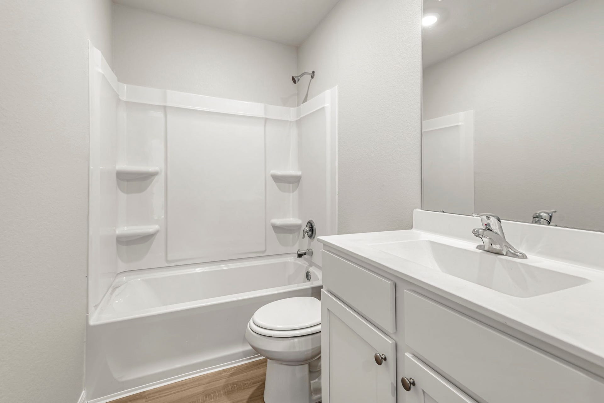 6423 Autumn Equinox Drive, Houston, TX 77048 The secondary bathroom, located centrally in the hallway of the home.