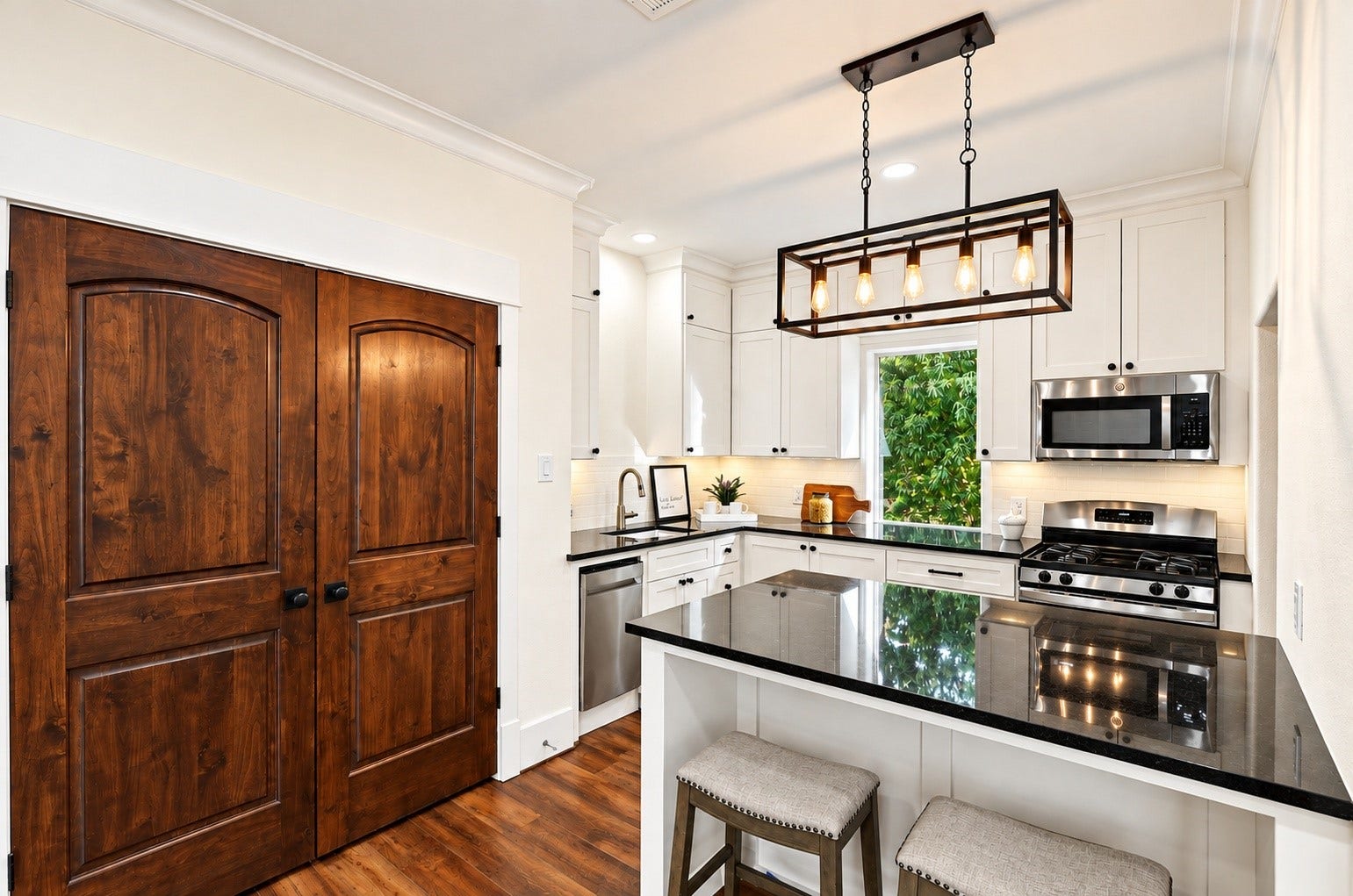 37753 Marias Way, Magnolia, TX 77354 The separate apartment includes a full kitchen with a large island, generous cabinetry and plenty of space for everyday living and dining.