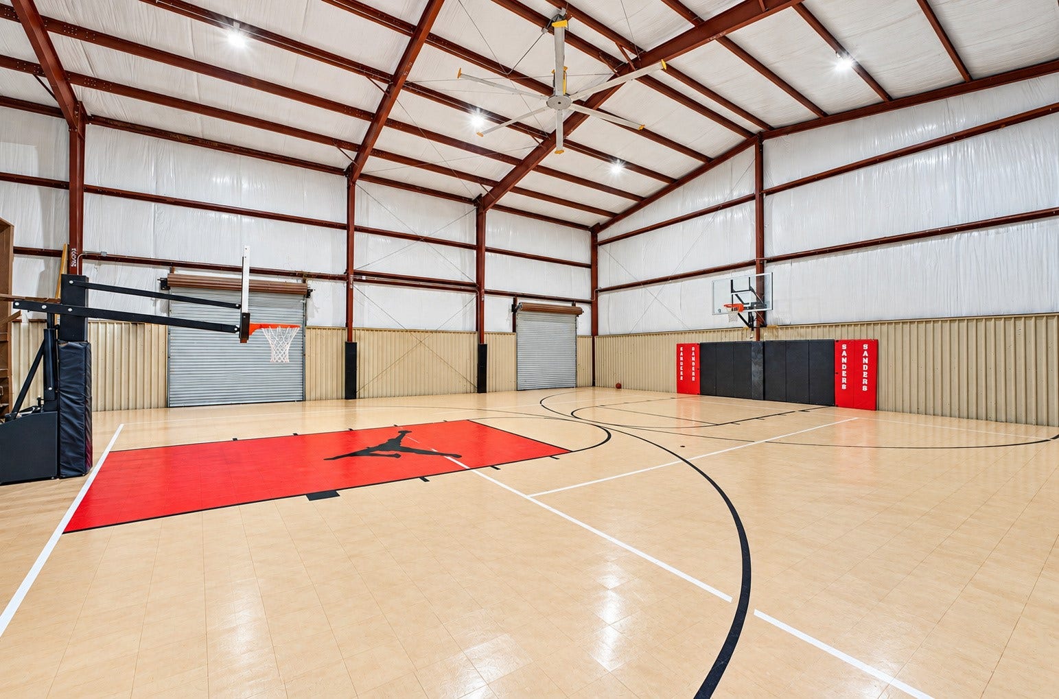 37753 Marias Way, Magnolia, TX 77354 The metal building continues with an impressive indoor basketball court, creating an exceptional year-round space for recreation, training and play.