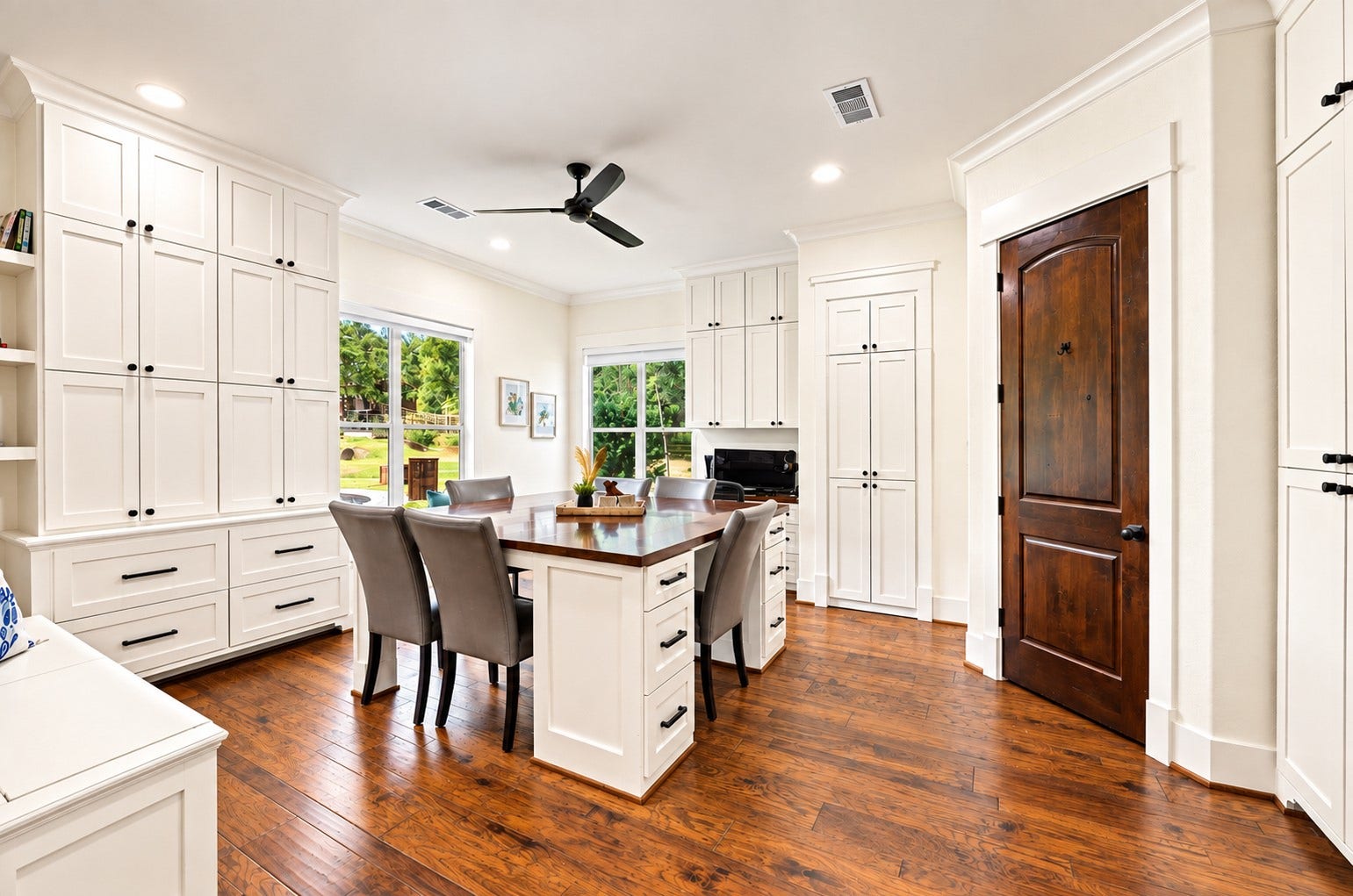 37753 Marias Way, Magnolia, TX 77354 Designed as a school room, this versatile space easily adapts as a second home office, study, homework room, craft room or creative workspace, with extensive built-ins and generous work surfaces.