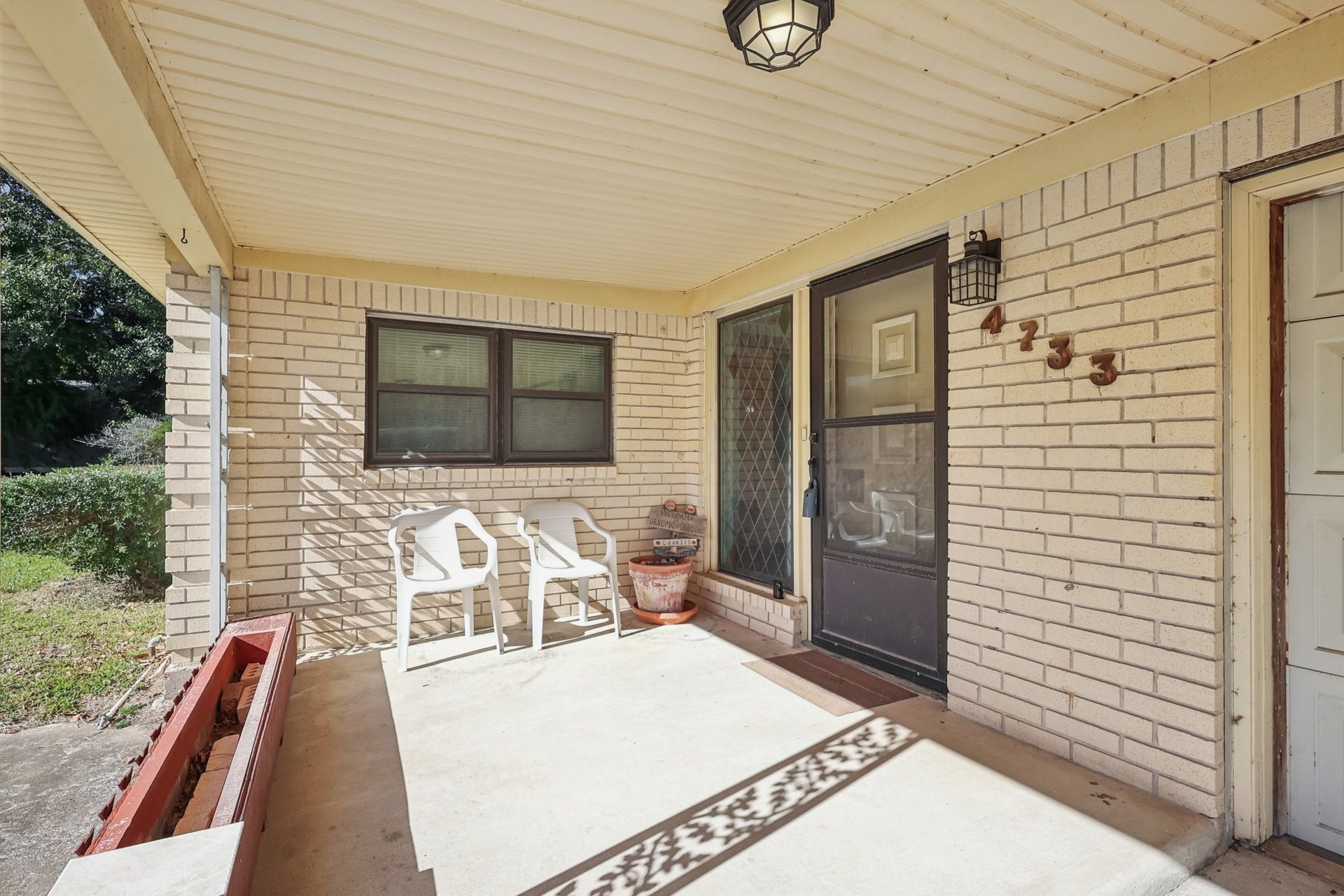 4733 Oleander Street, Bacliff, TX 77518 Spacious front porch to enjoy your morning coffee on...