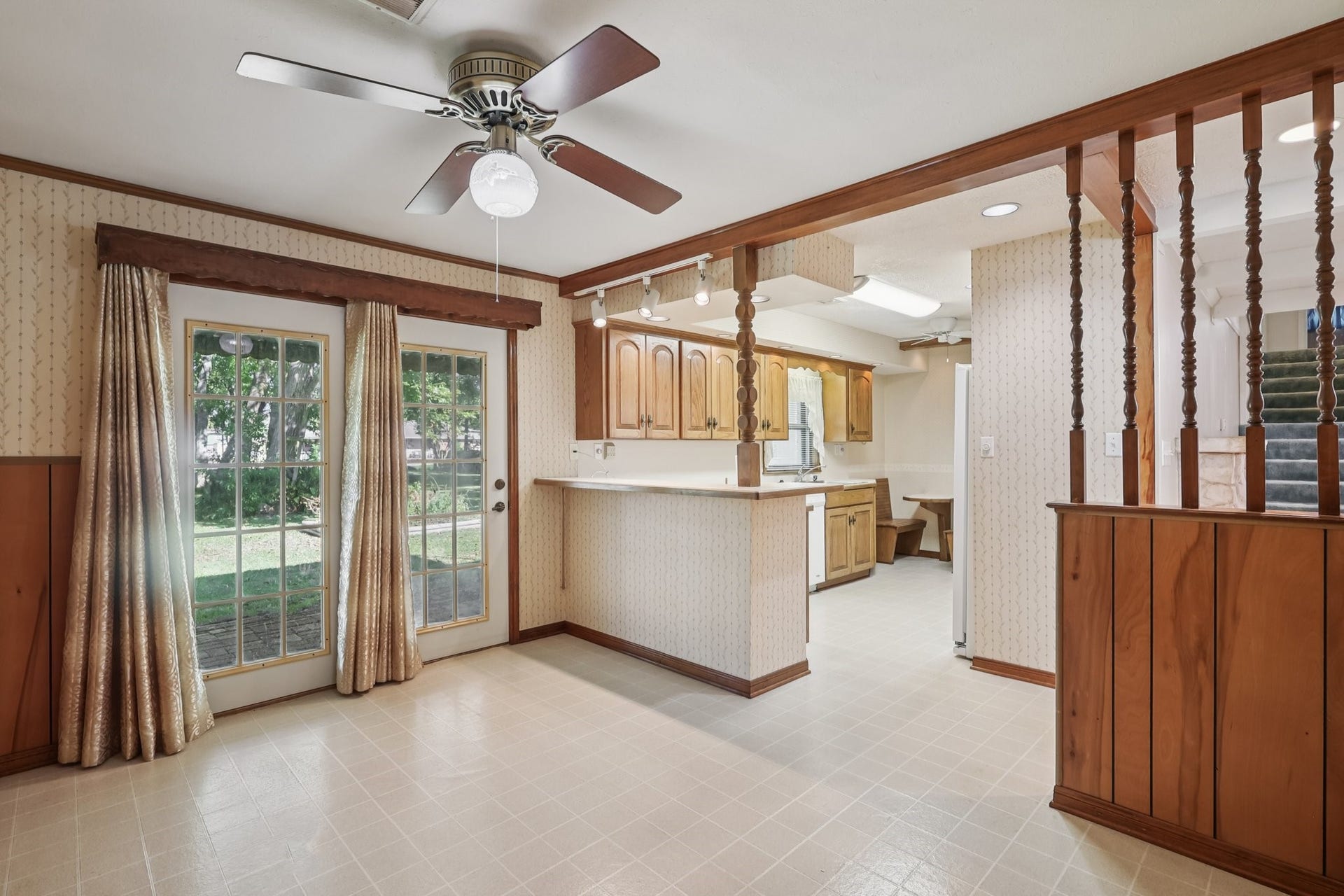 4733 Oleander Street, Bacliff, TX 77518 Great breakfast area just off the kitchen with french doors leading to the huge back yard.