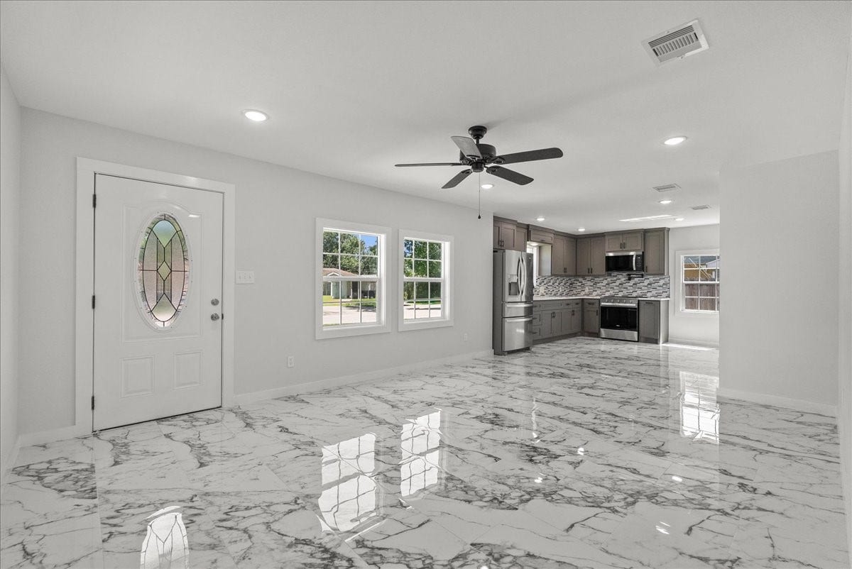 1105 W Ellaine Avenue, Pasadena, TX 77506 Bright and clean living space