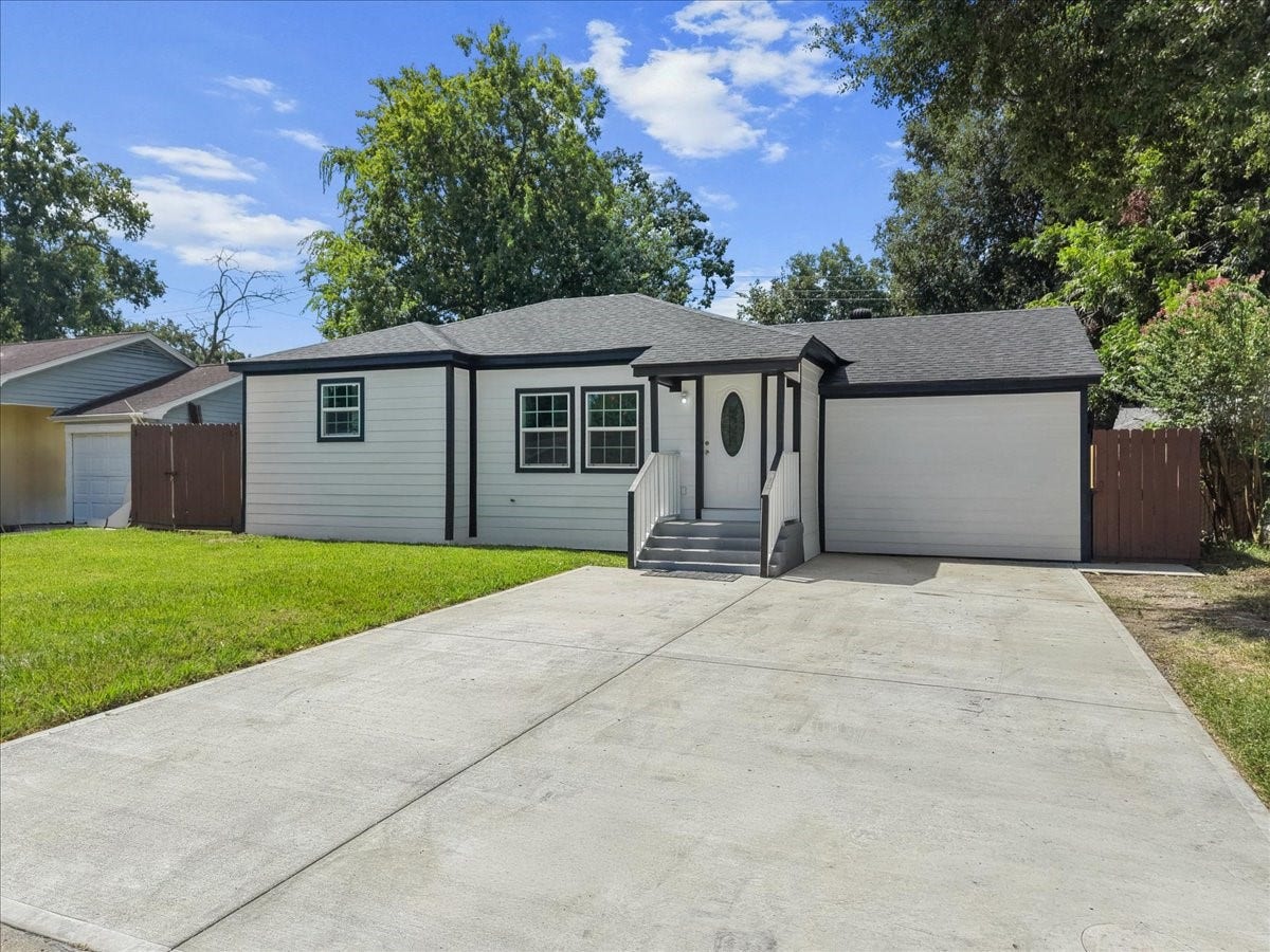 1105 W Ellaine Avenue, Pasadena, TX 77506 Welcoming entry featuring elegant tile flooring.
